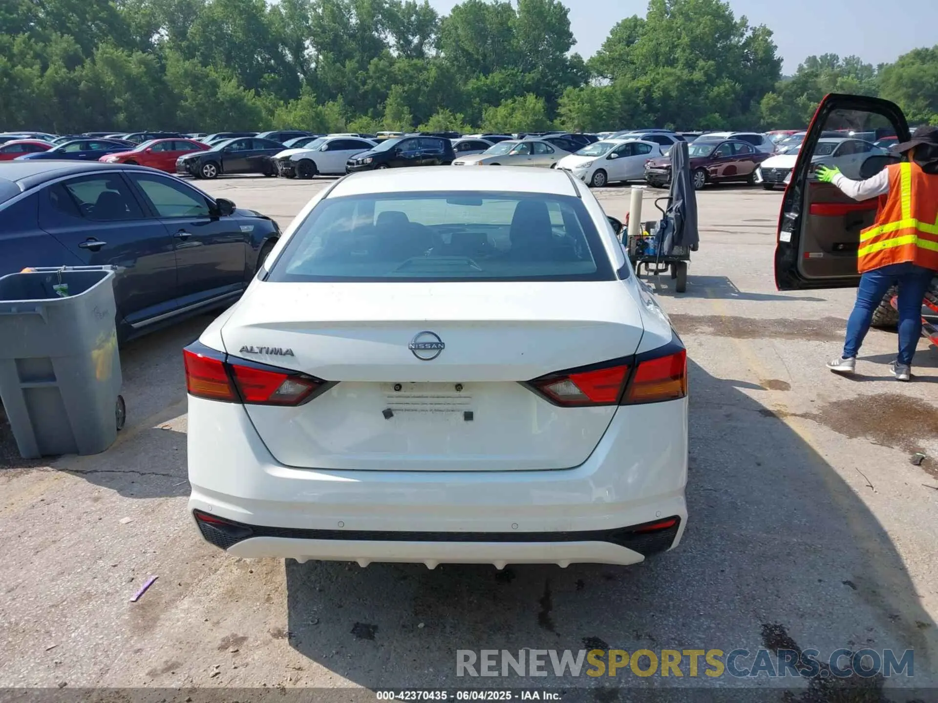16 Photograph of a damaged car 1N4BL4BV3RN389190 NISSAN ALTIMA 2024