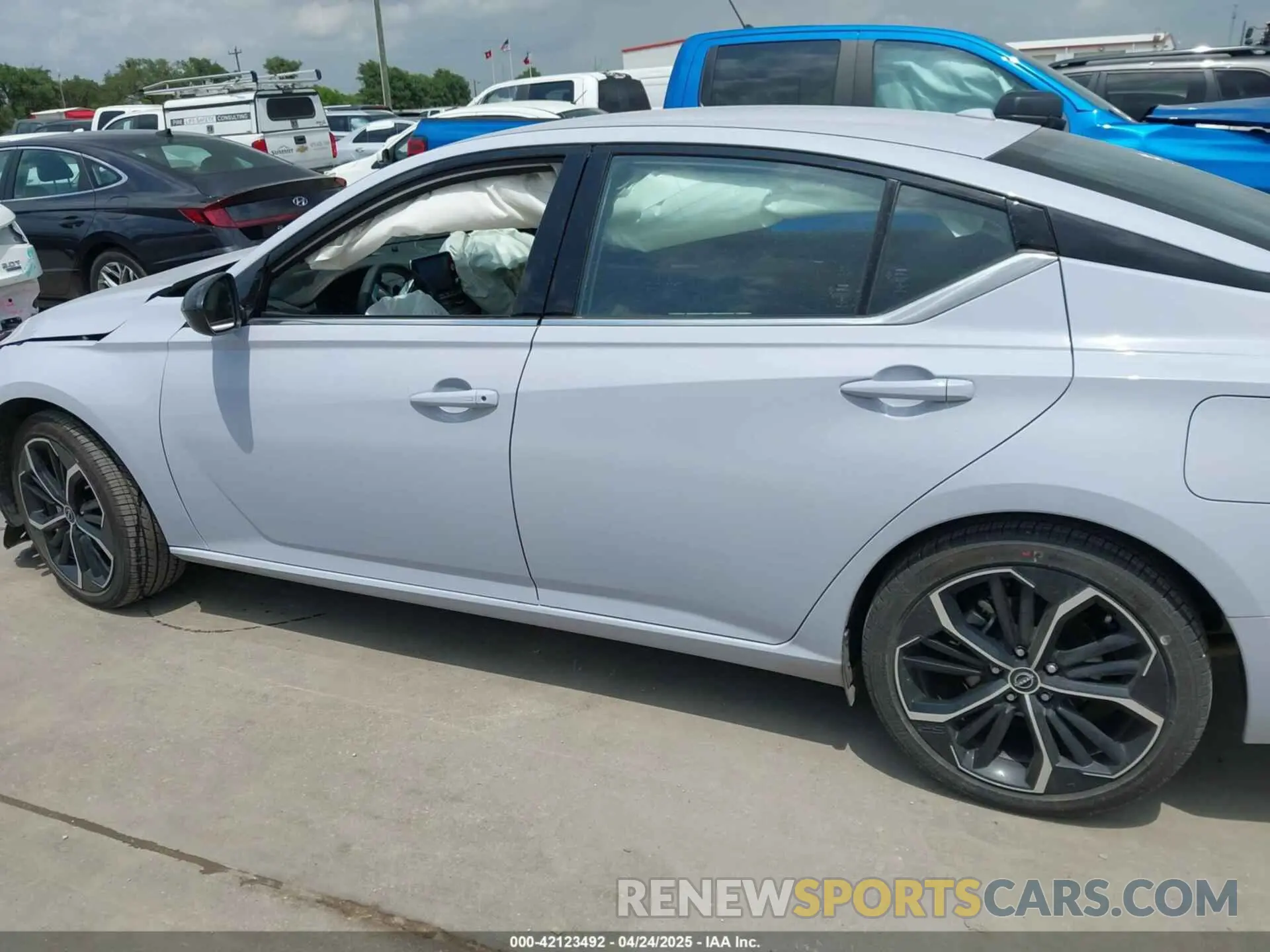 15 Photograph of a damaged car 1N4BL4CV5SN360634 NISSAN ALTIMA 2025