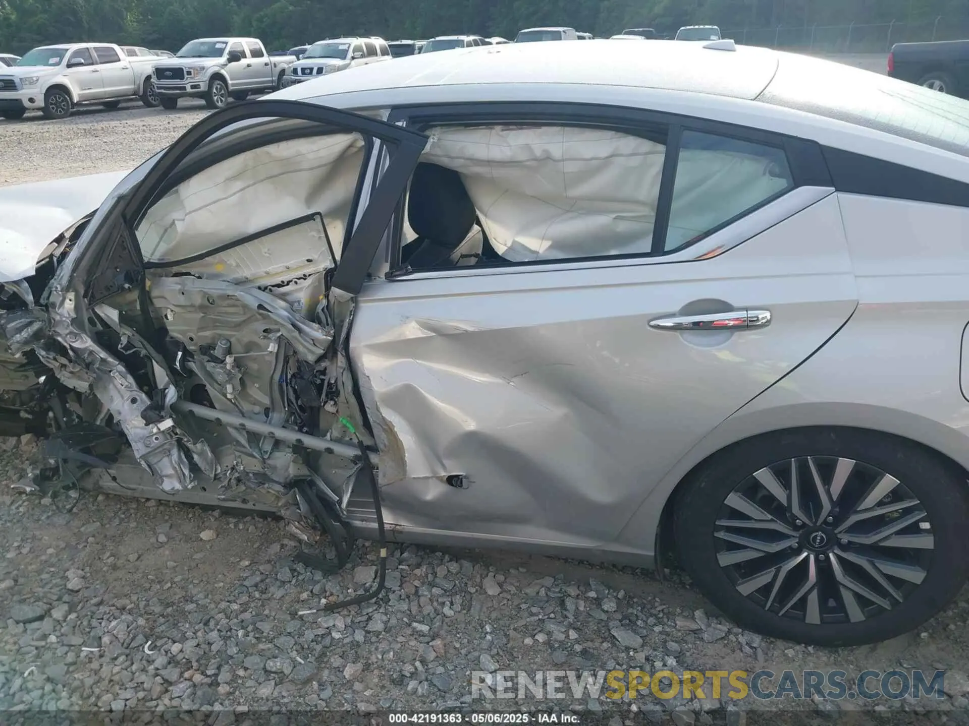 14 Photograph of a damaged car 1N4BL4DV0SN366677 NISSAN ALTIMA 2025