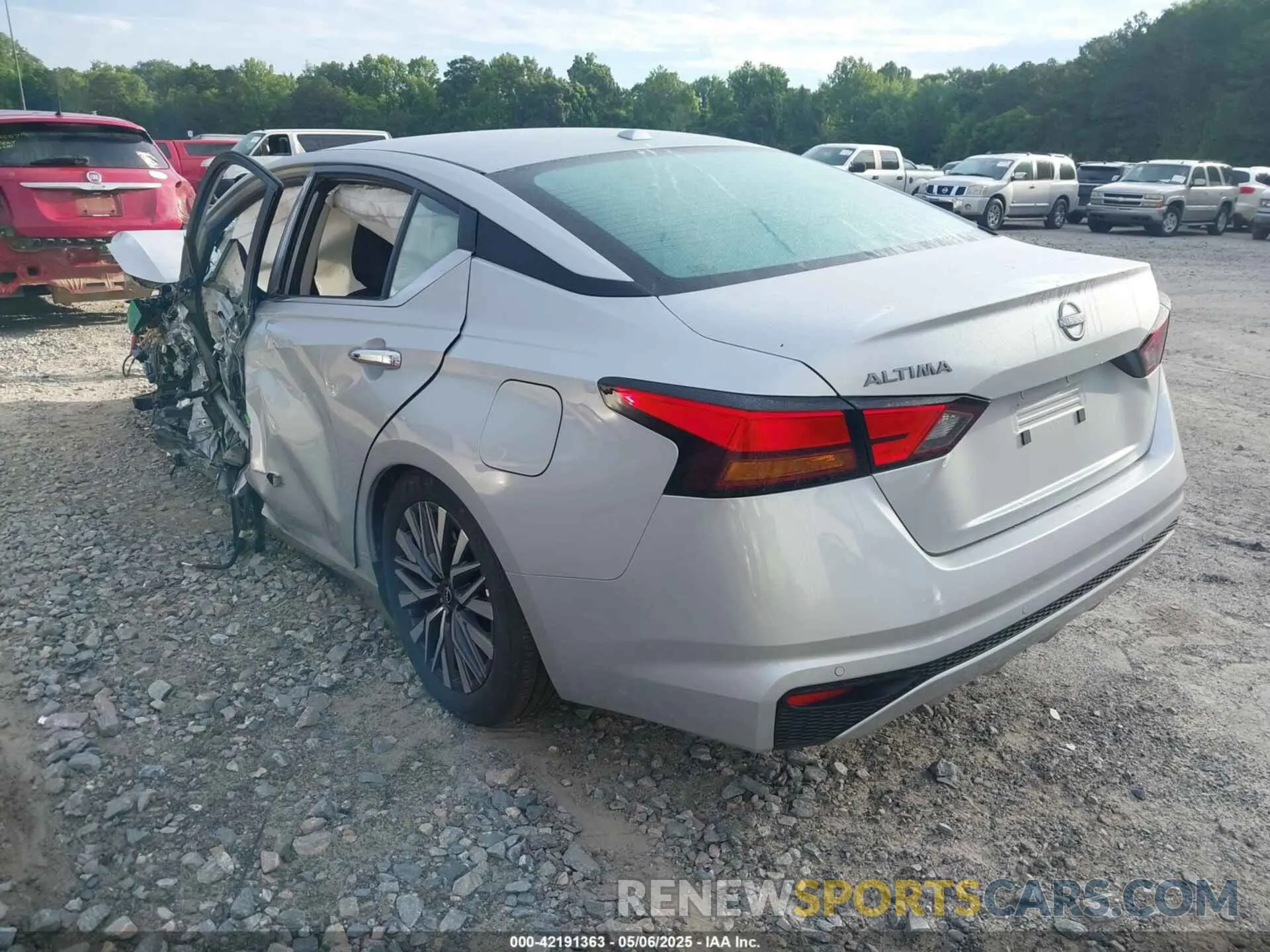 3 Photograph of a damaged car 1N4BL4DV0SN366677 NISSAN ALTIMA 2025