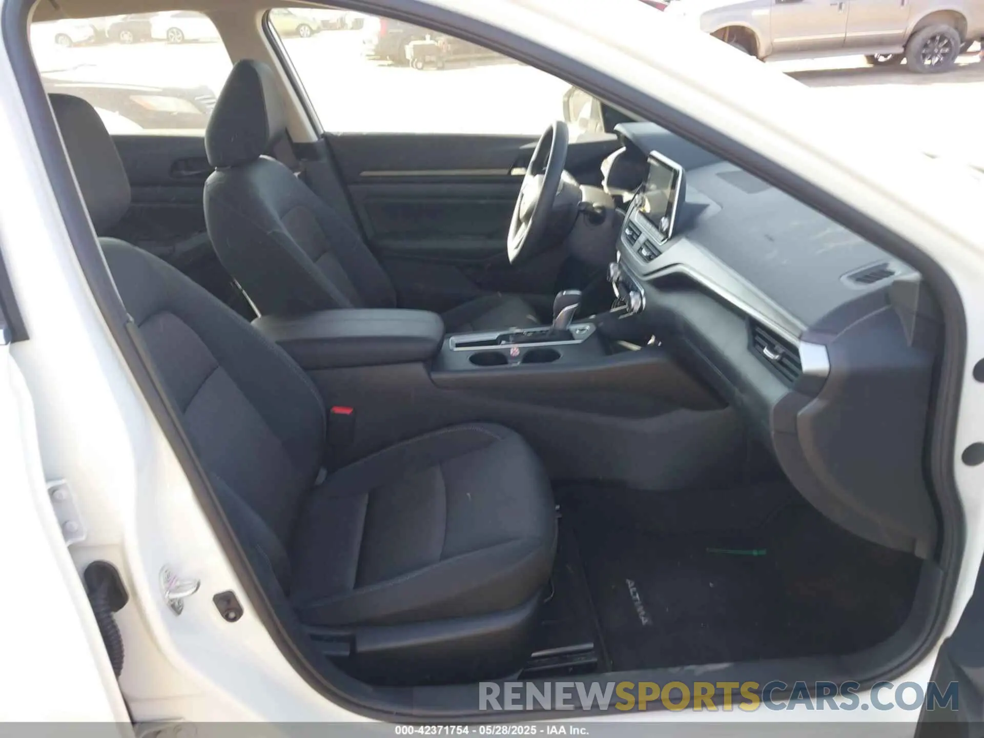 5 Photograph of a damaged car 1N4BL4DV1SN373220 NISSAN ALTIMA 2025