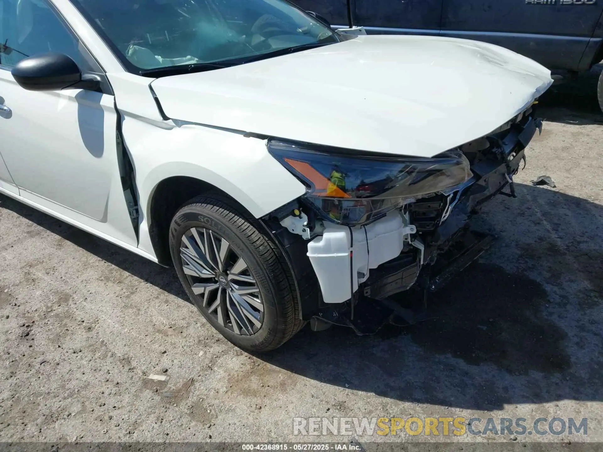 18 Photograph of a damaged car 1N4BL4DV1SN375064 NISSAN ALTIMA 2025