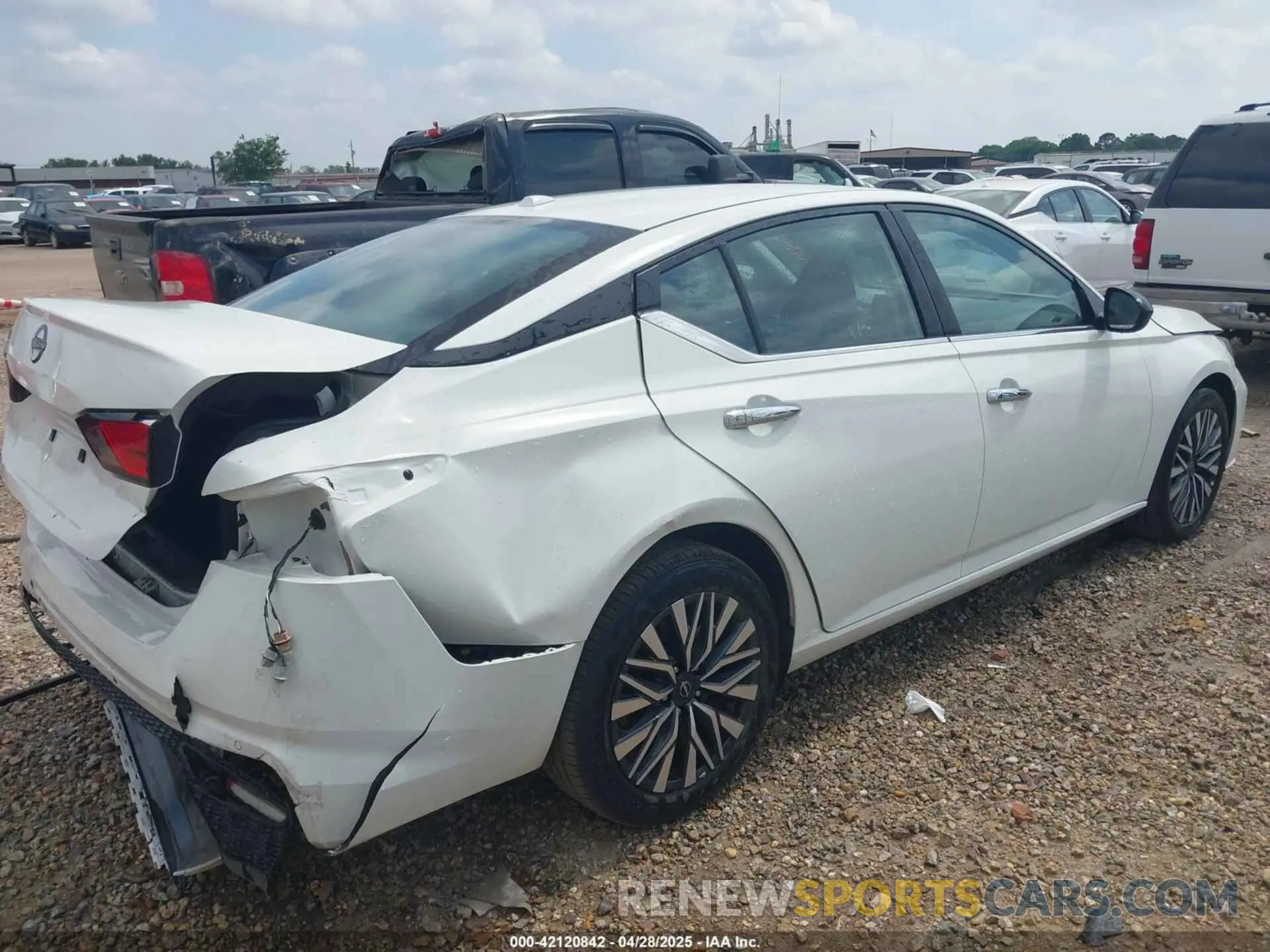 4 Photograph of a damaged car 1N4BL4DV4SN313741 NISSAN ALTIMA 2025