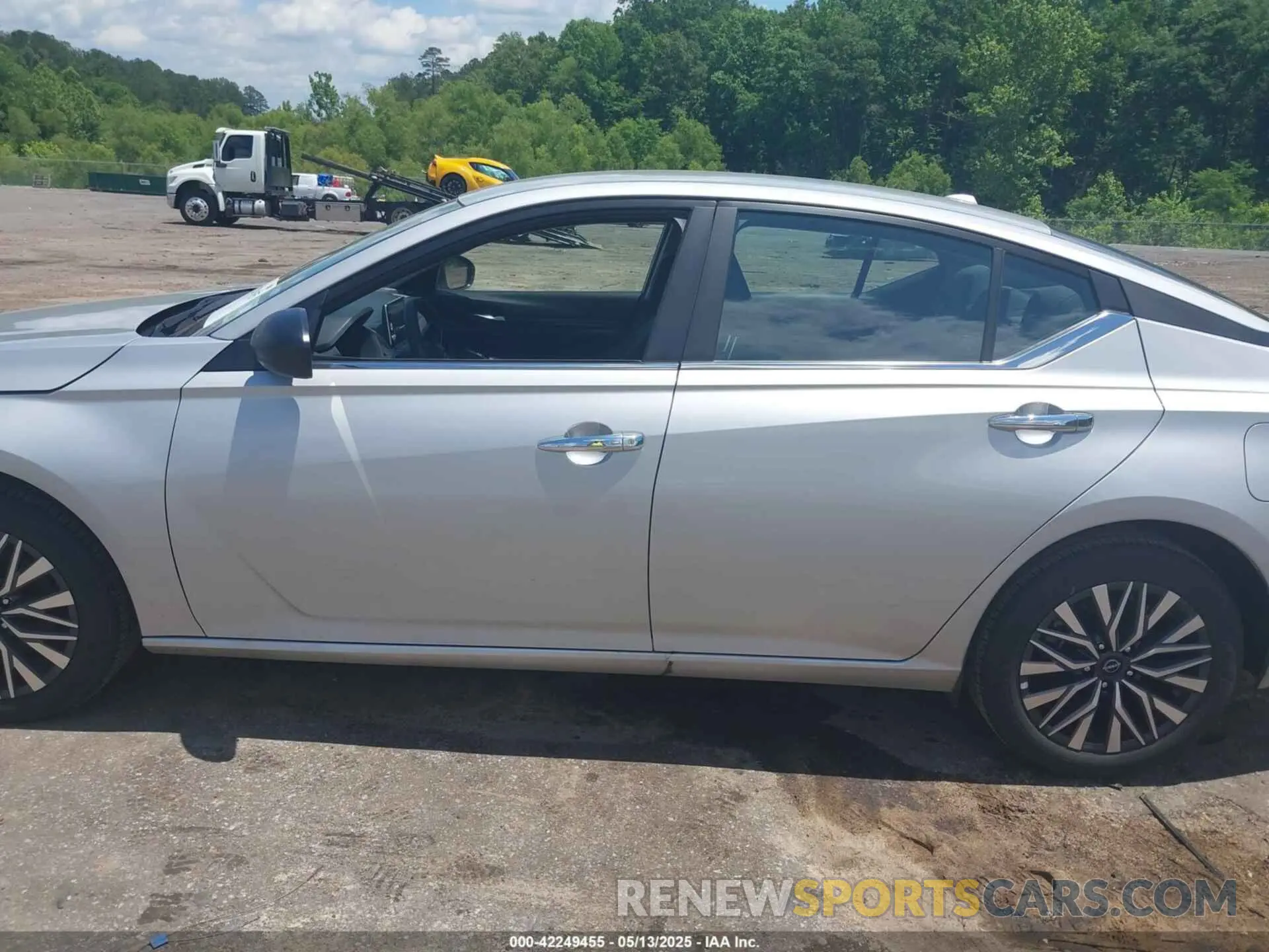 14 Photograph of a damaged car 1N4BL4DV5SN366660 NISSAN ALTIMA 2025
