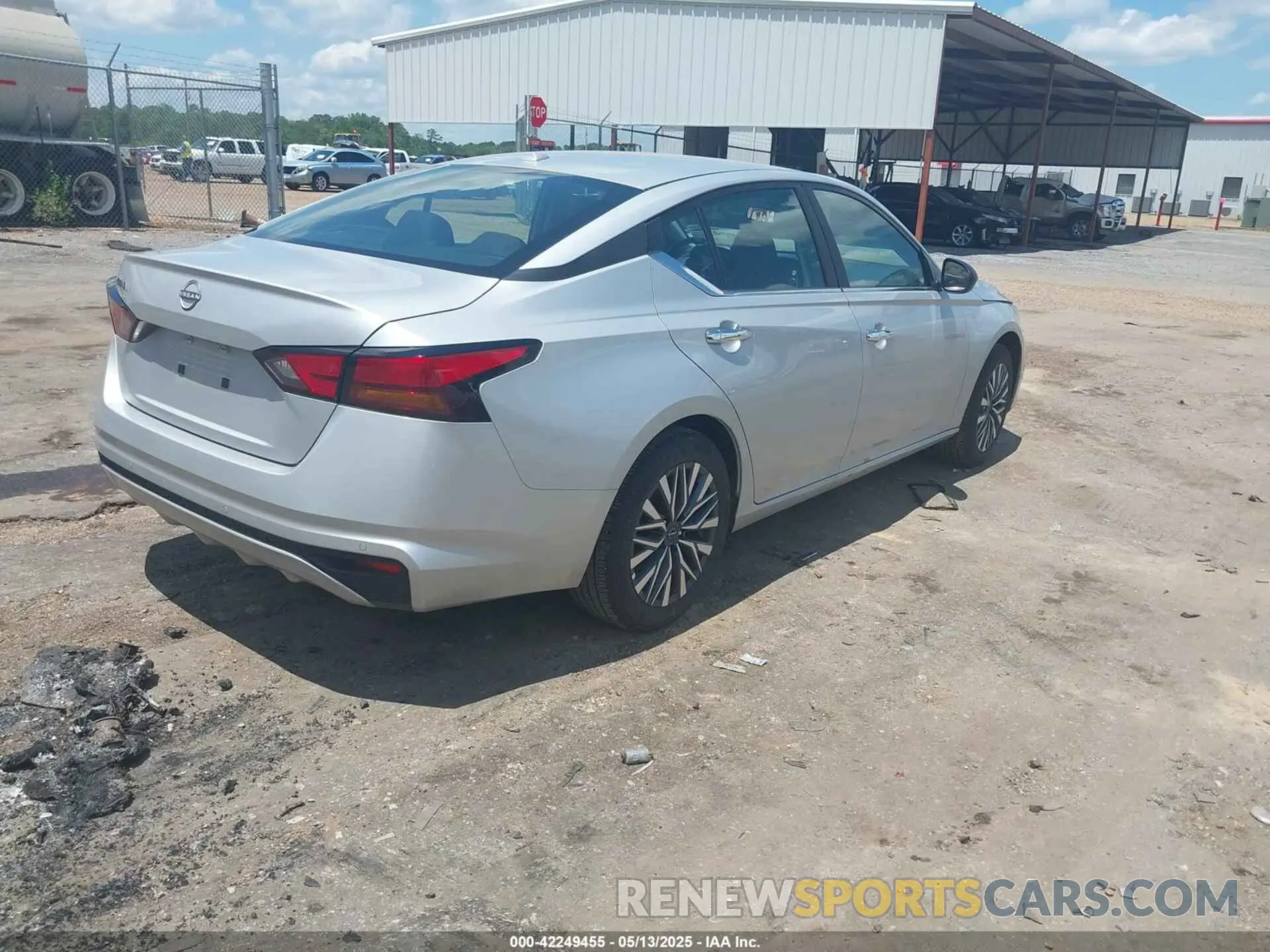 4 Photograph of a damaged car 1N4BL4DV5SN366660 NISSAN ALTIMA 2025