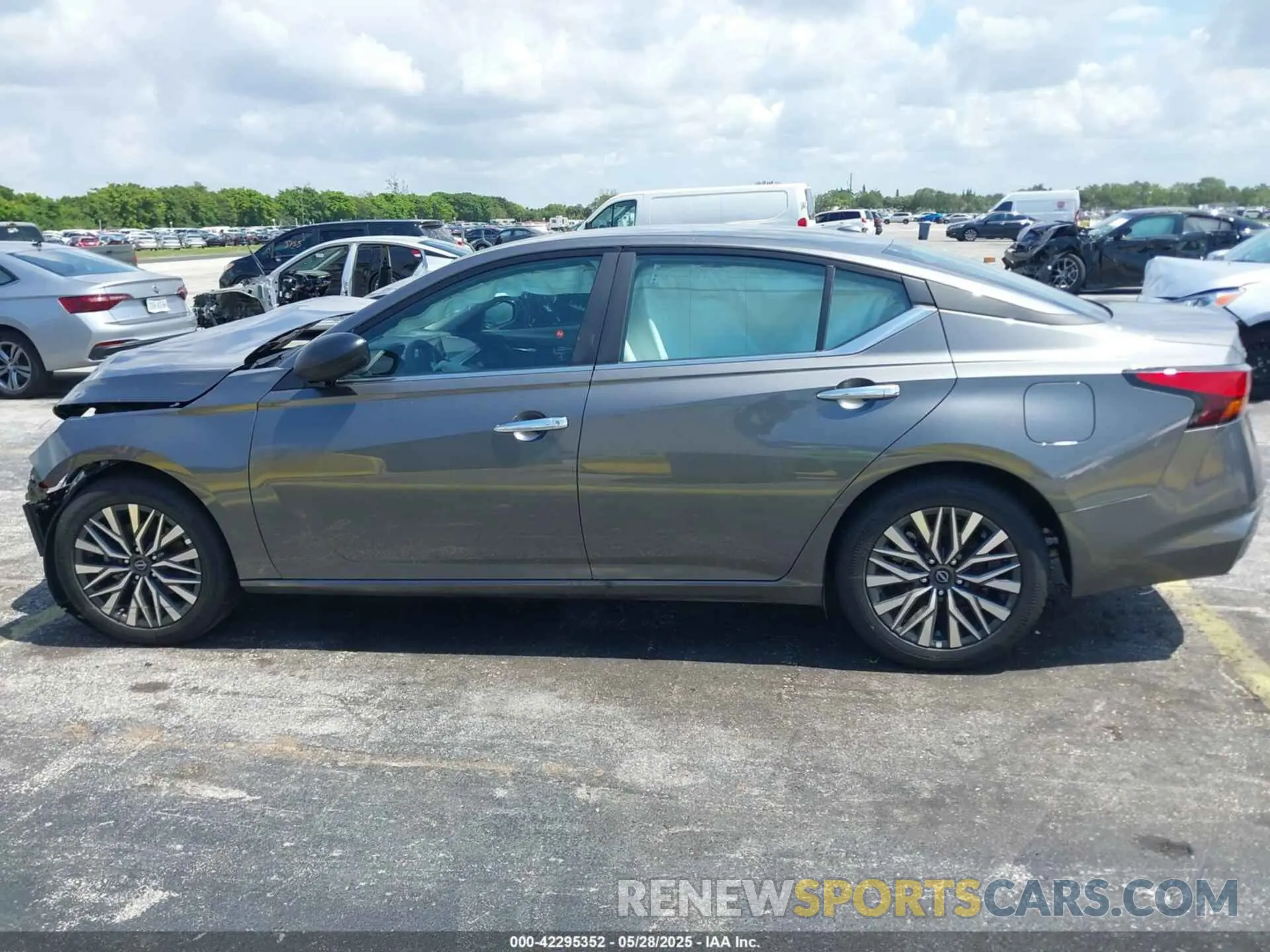 14 Photograph of a damaged car 1N4BL4DV6SN381605 NISSAN ALTIMA 2025
