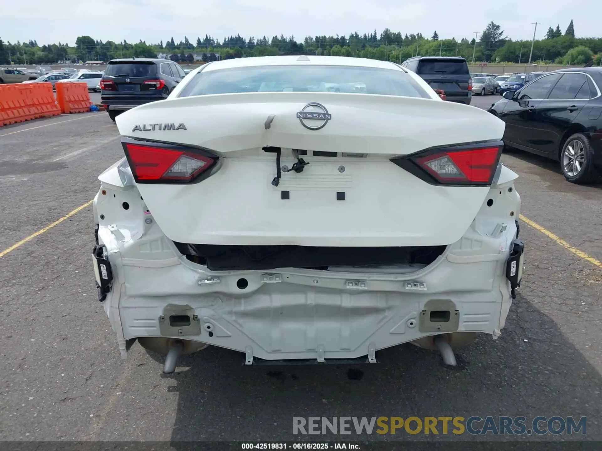 17 Photograph of a damaged car 1N4BL4DV7SN377417 NISSAN ALTIMA 2025
