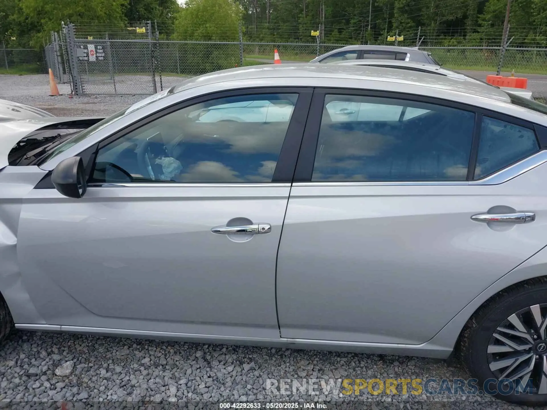 13 Photograph of a damaged car 1N4BL4DV7SN378258 NISSAN ALTIMA 2025