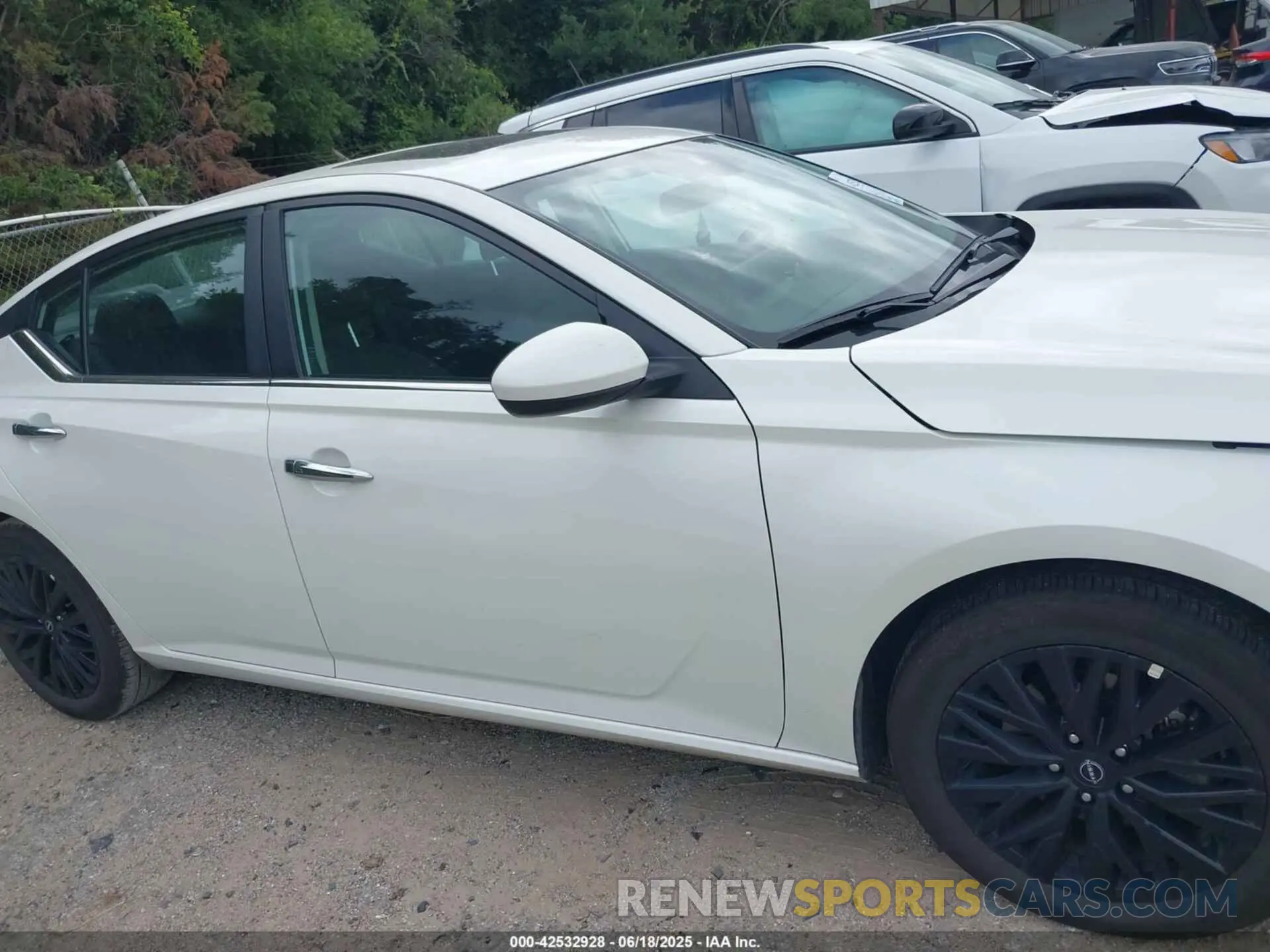 13 Photograph of a damaged car 1N4BL4DV8SN364434 NISSAN ALTIMA 2025