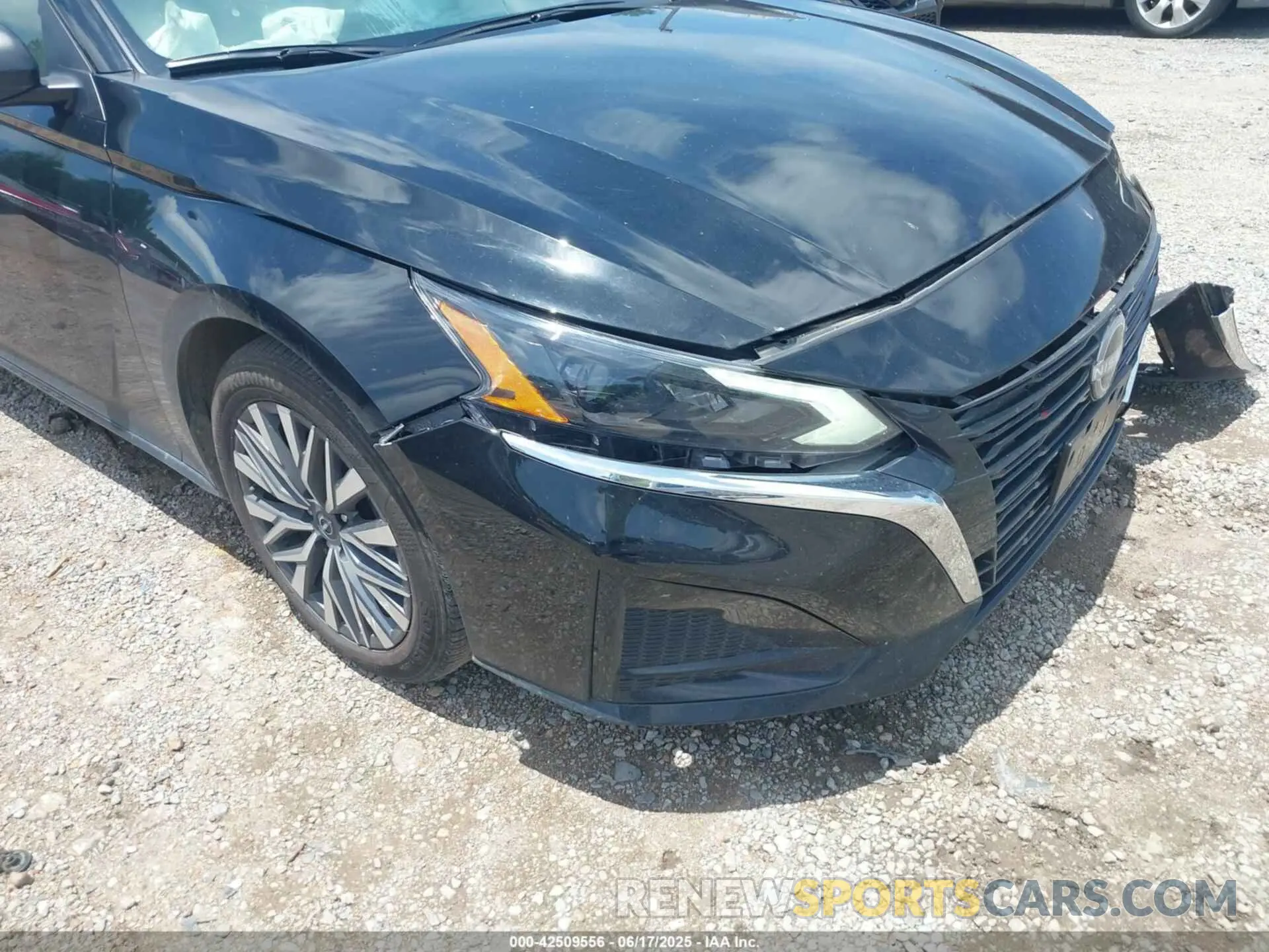 18 Photograph of a damaged car 1N4BL4DV9SN330860 NISSAN ALTIMA 2025