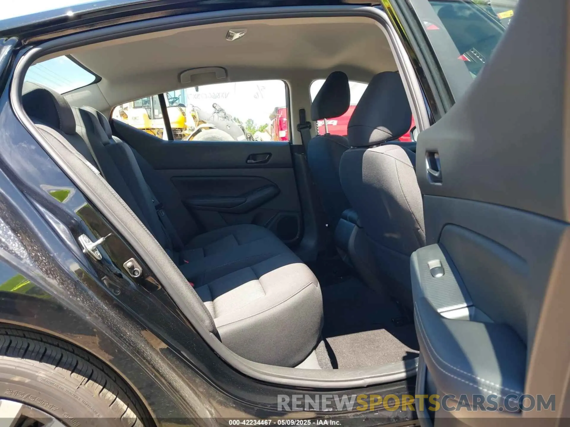 8 Photograph of a damaged car 1N4BL4DVXSN370638 NISSAN ALTIMA 2025