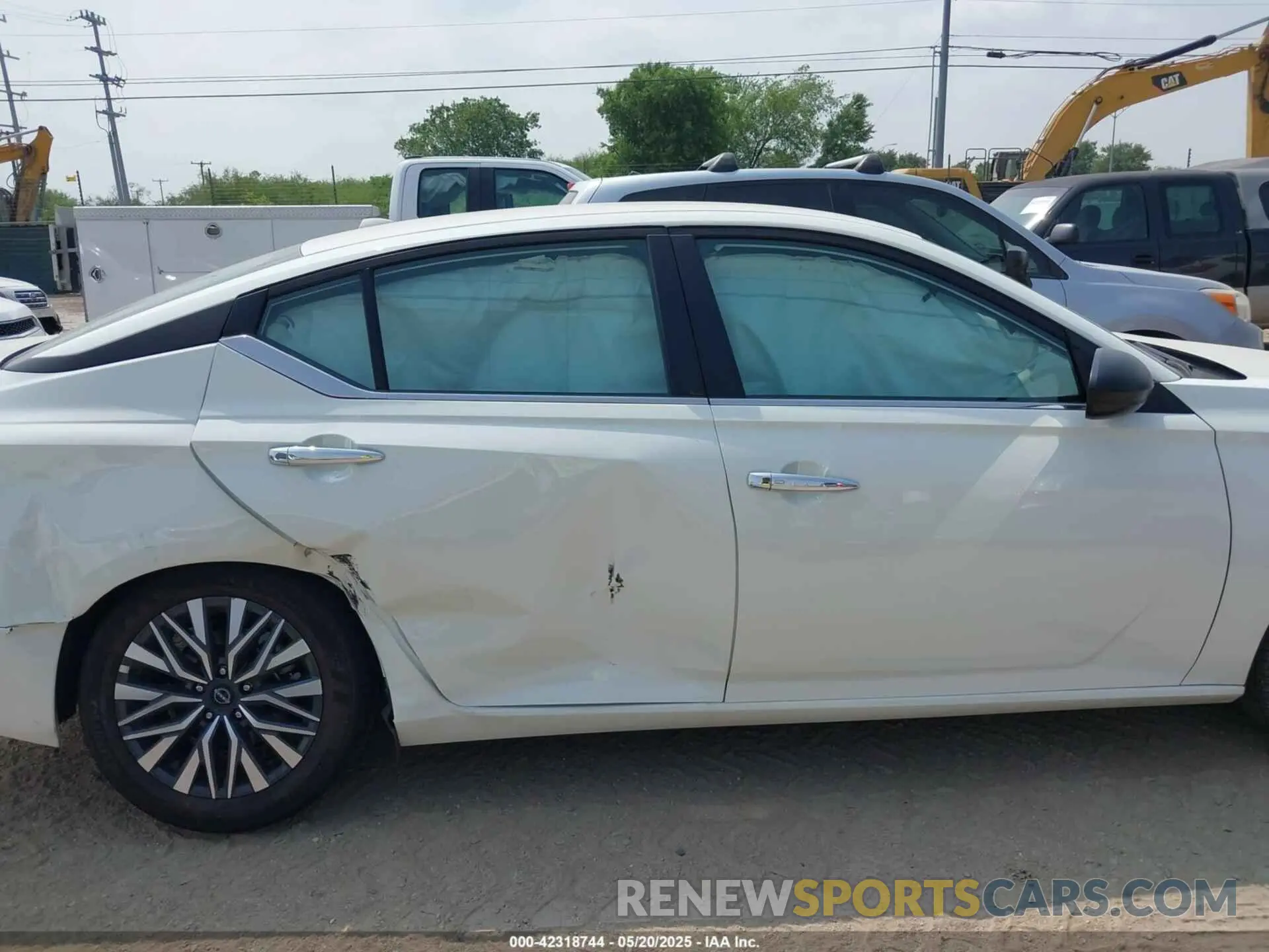 13 Photograph of a damaged car 1N4BL4DVXSN378609 NISSAN ALTIMA 2025