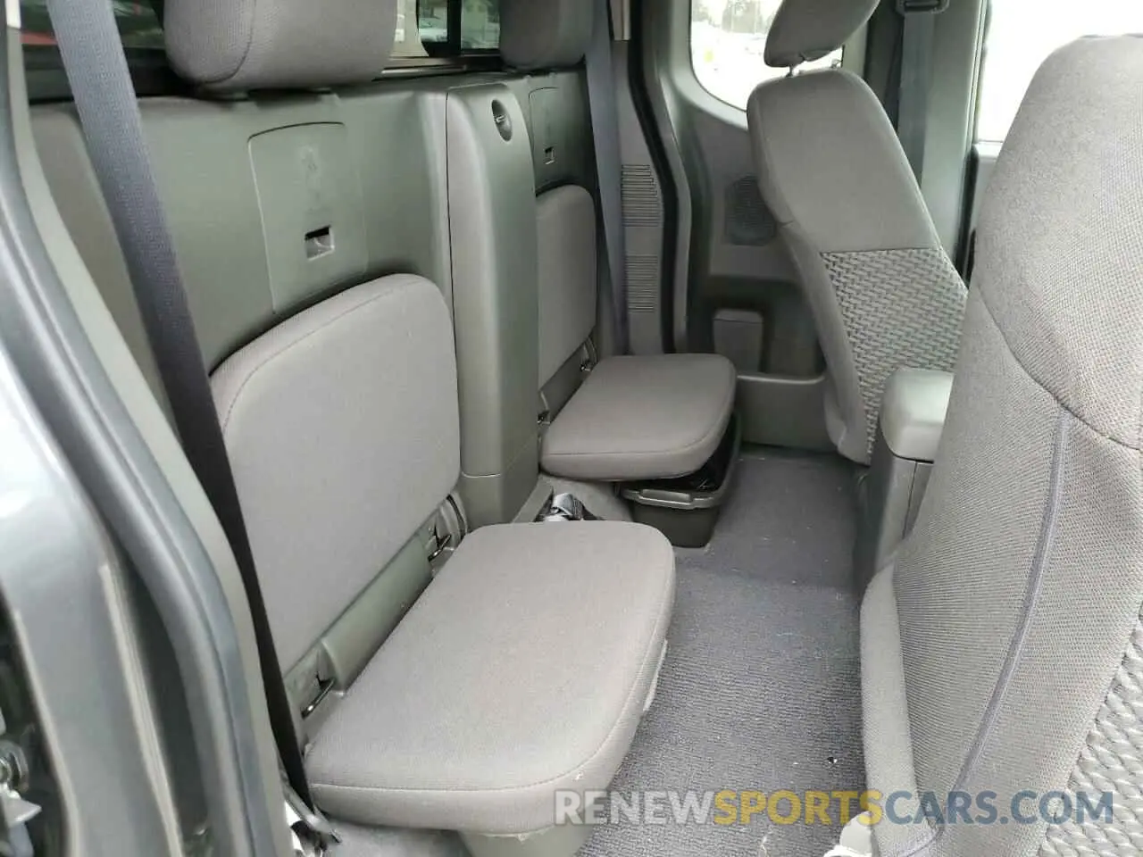 10 Photograph of a damaged car 1N6AD0CW0KN744998 NISSAN FRONTIER 2019