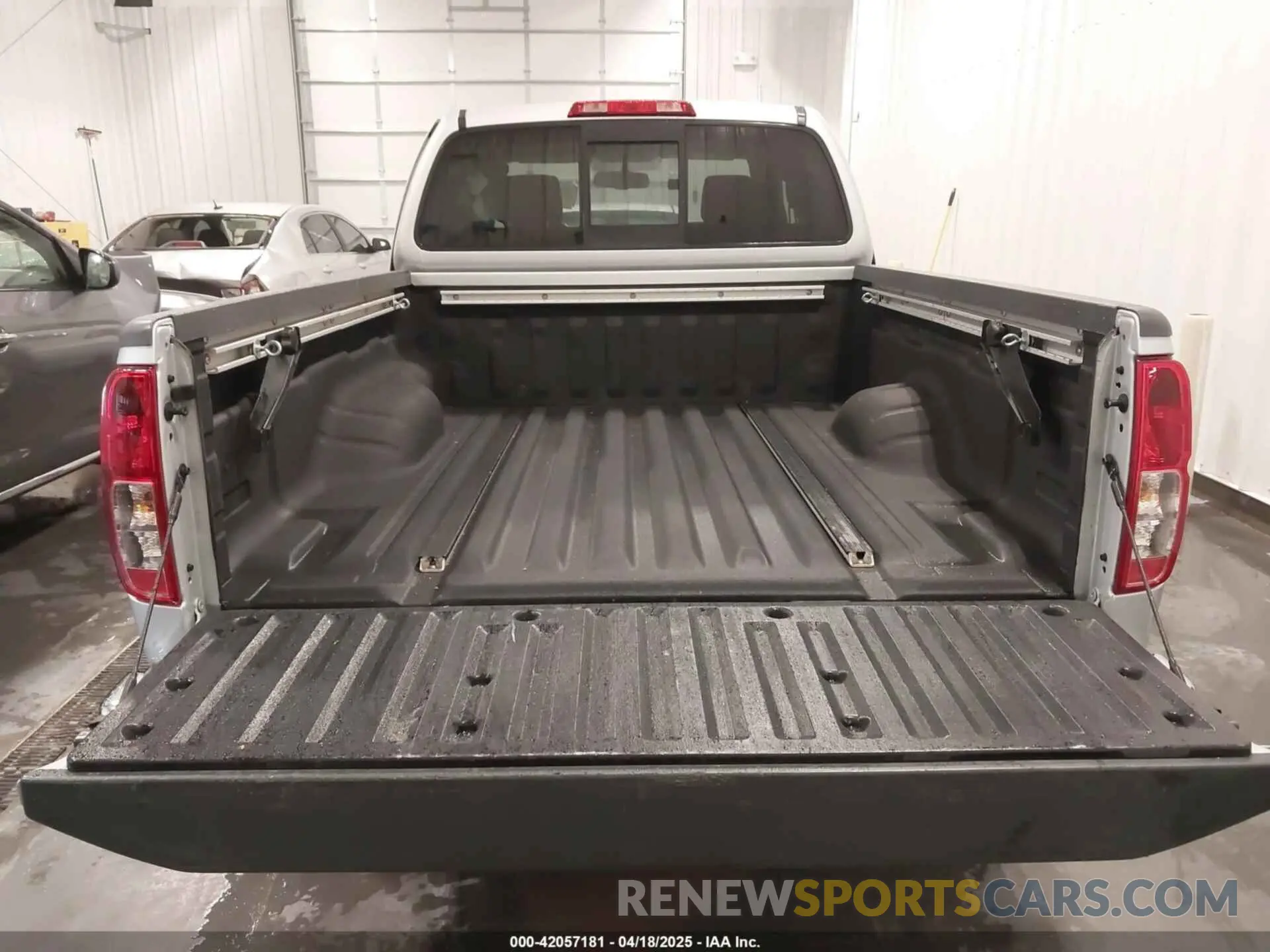 17 Photograph of a damaged car 1N6AD0CWXKN742949 NISSAN FRONTIER 2019