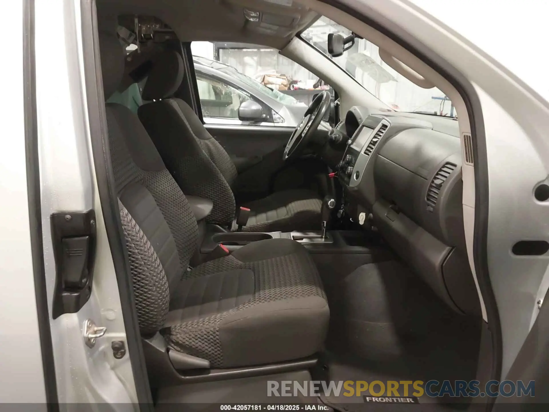 5 Photograph of a damaged car 1N6AD0CWXKN742949 NISSAN FRONTIER 2019