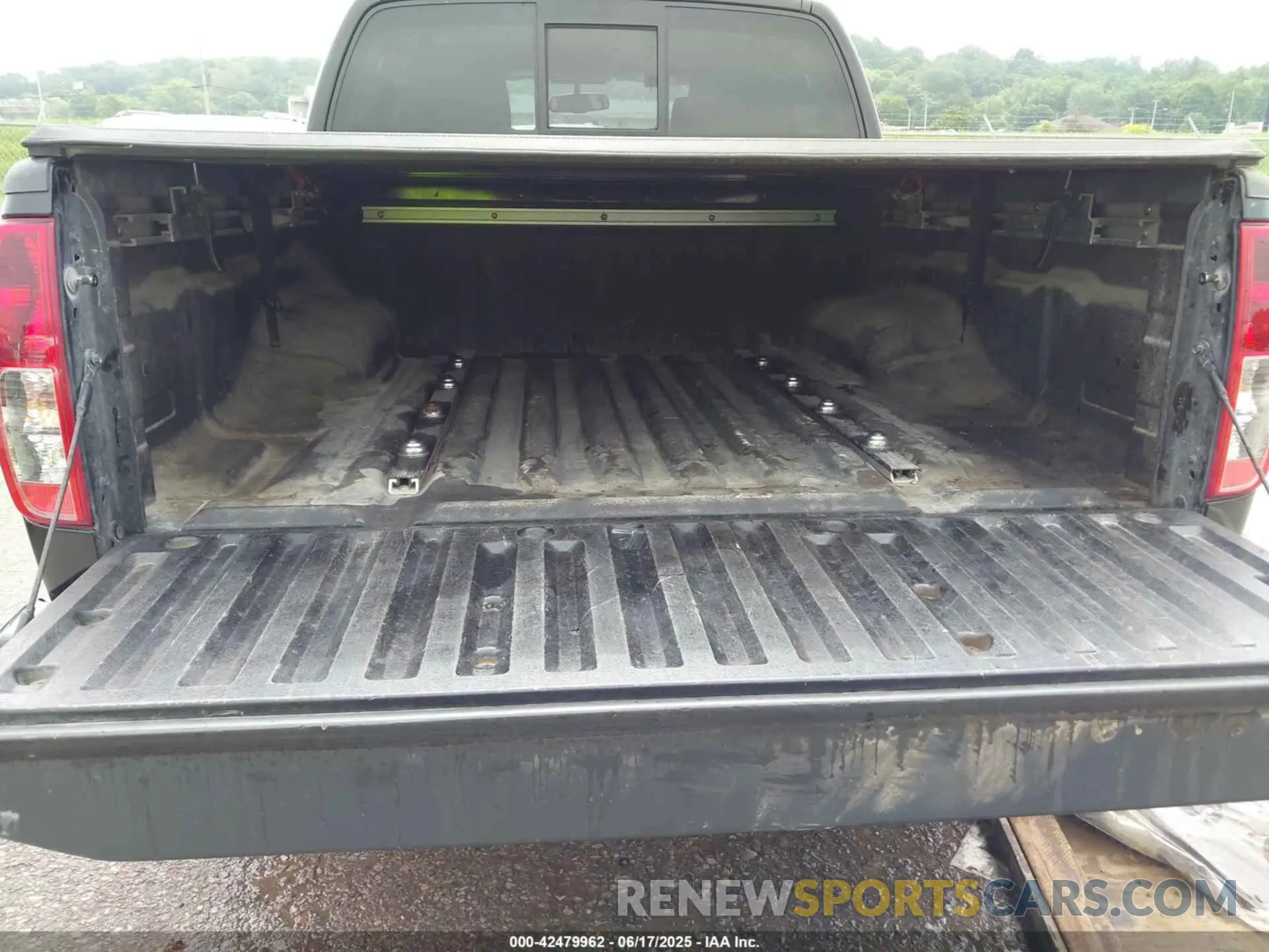 17 Photograph of a damaged car 1N6AD0ER5KN797638 NISSAN FRONTIER 2019