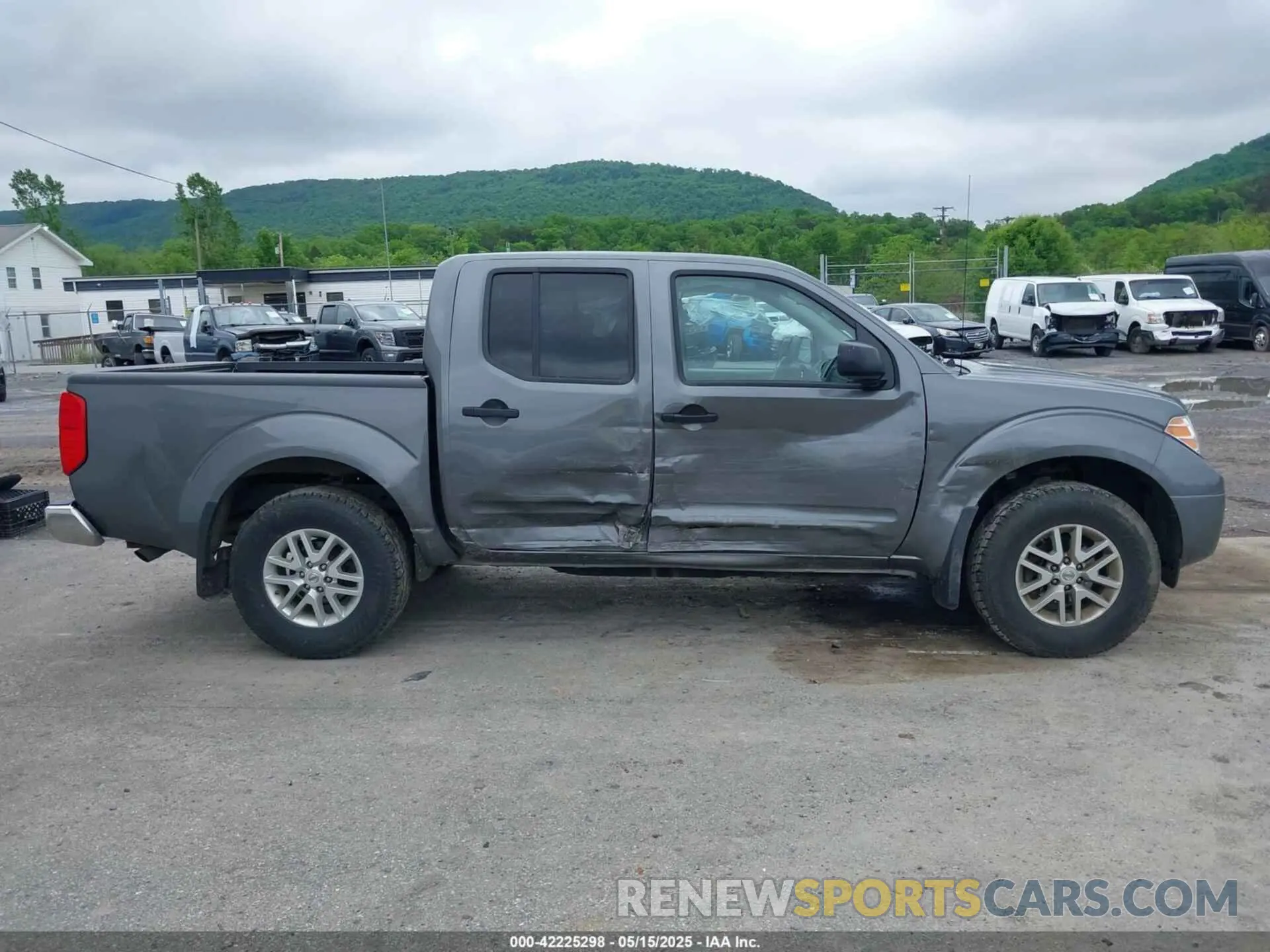 13 Photograph of a damaged car 1N6AD0EV0KN713030 NISSAN FRONTIER 2019