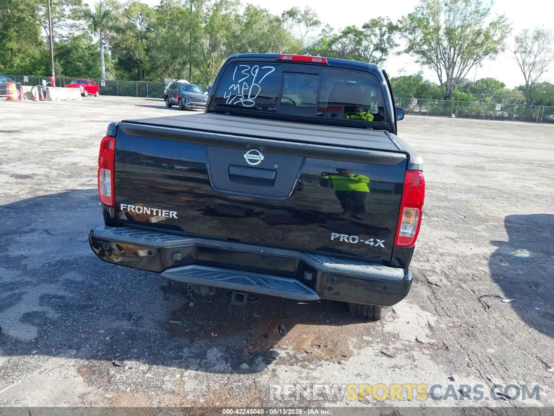 17 Photograph of a damaged car 1N6AD0EV6KN881397 NISSAN FRONTIER 2019