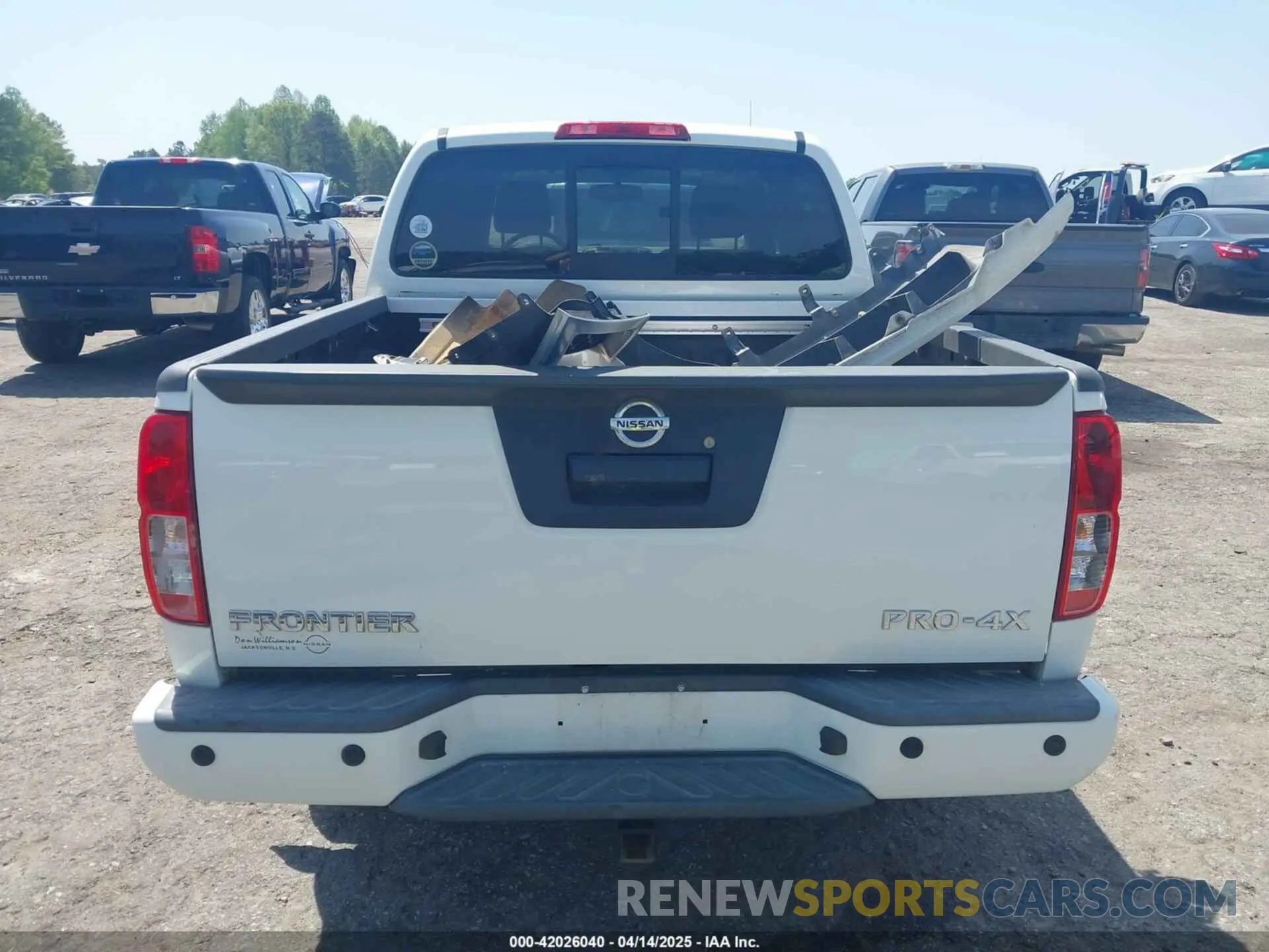 17 Photograph of a damaged car 1N6AD0EV8KN882308 NISSAN FRONTIER 2019