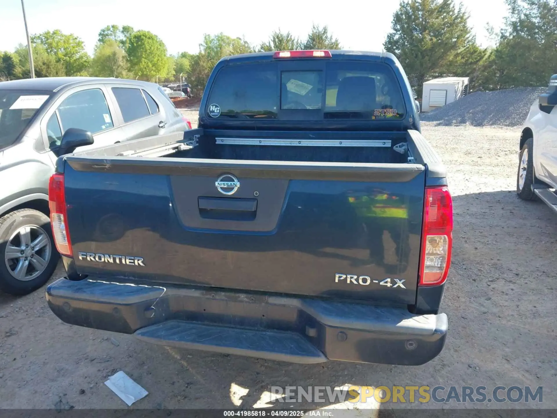 17 Photograph of a damaged car 1N6AD0EVXKN711897 NISSAN FRONTIER 2019