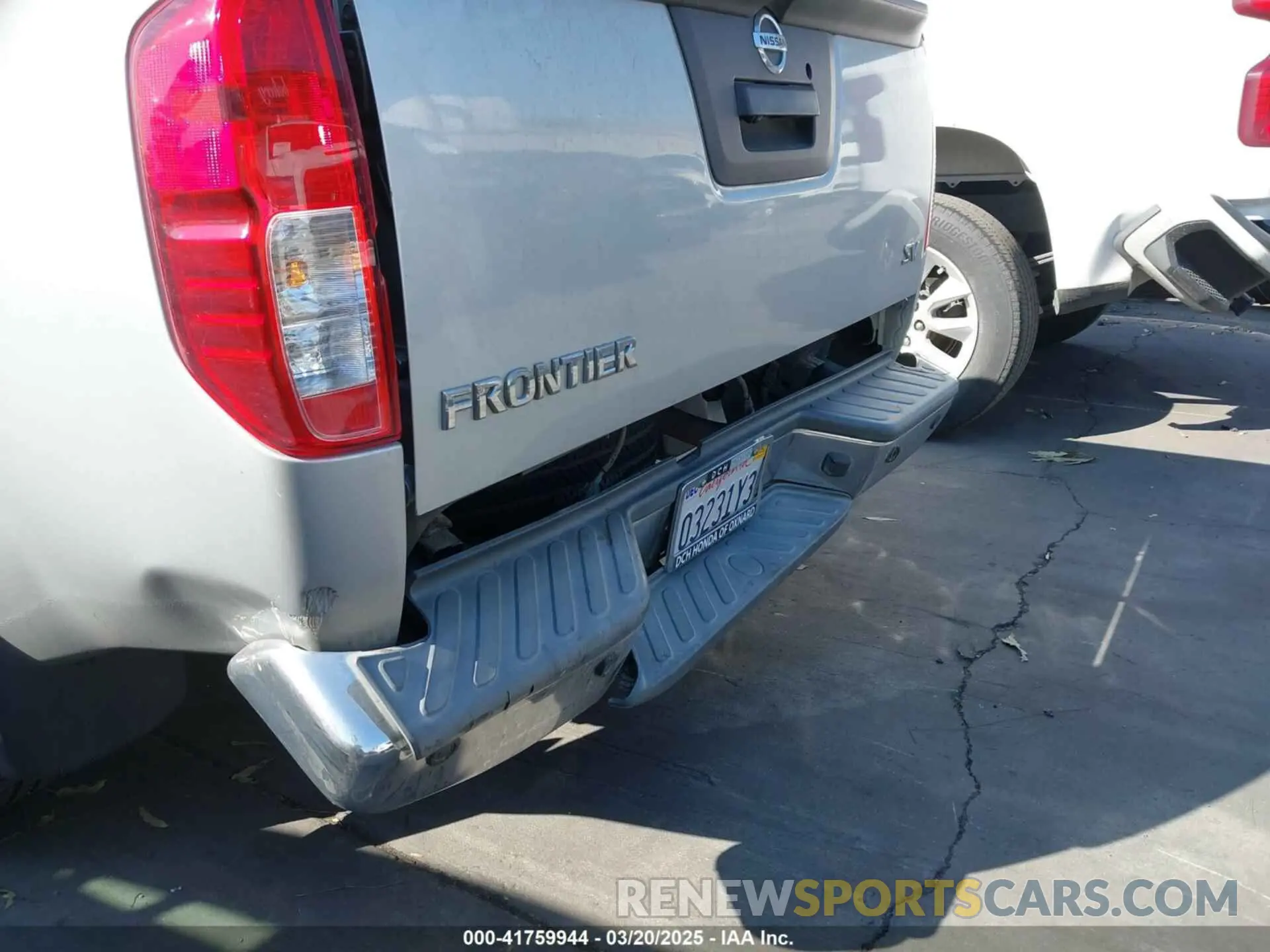 18 Photograph of a damaged car 1N6AD0FR5KN701277 NISSAN FRONTIER 2019