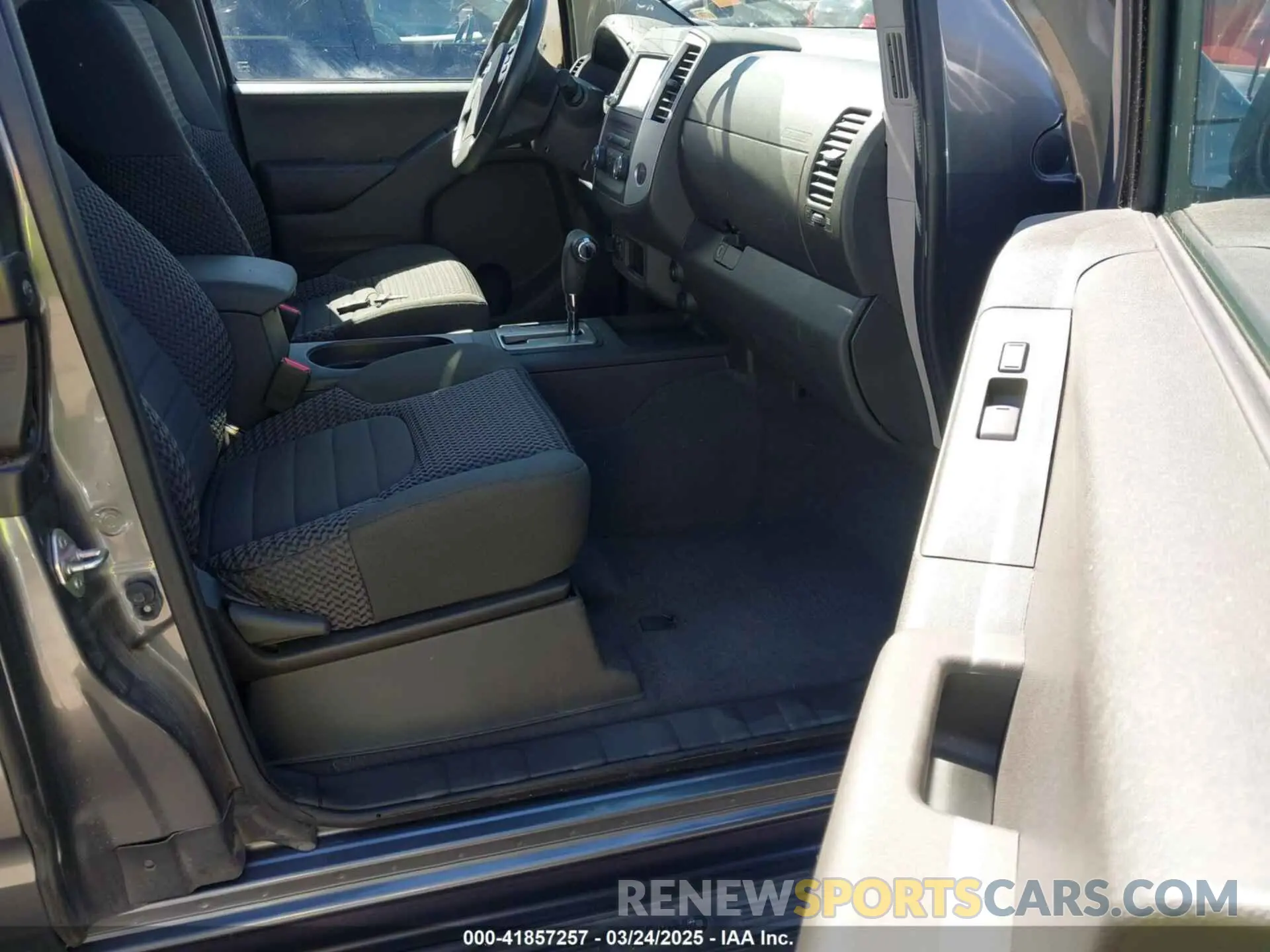 5 Photograph of a damaged car 1N6DD0CW8KN780757 NISSAN FRONTIER 2019