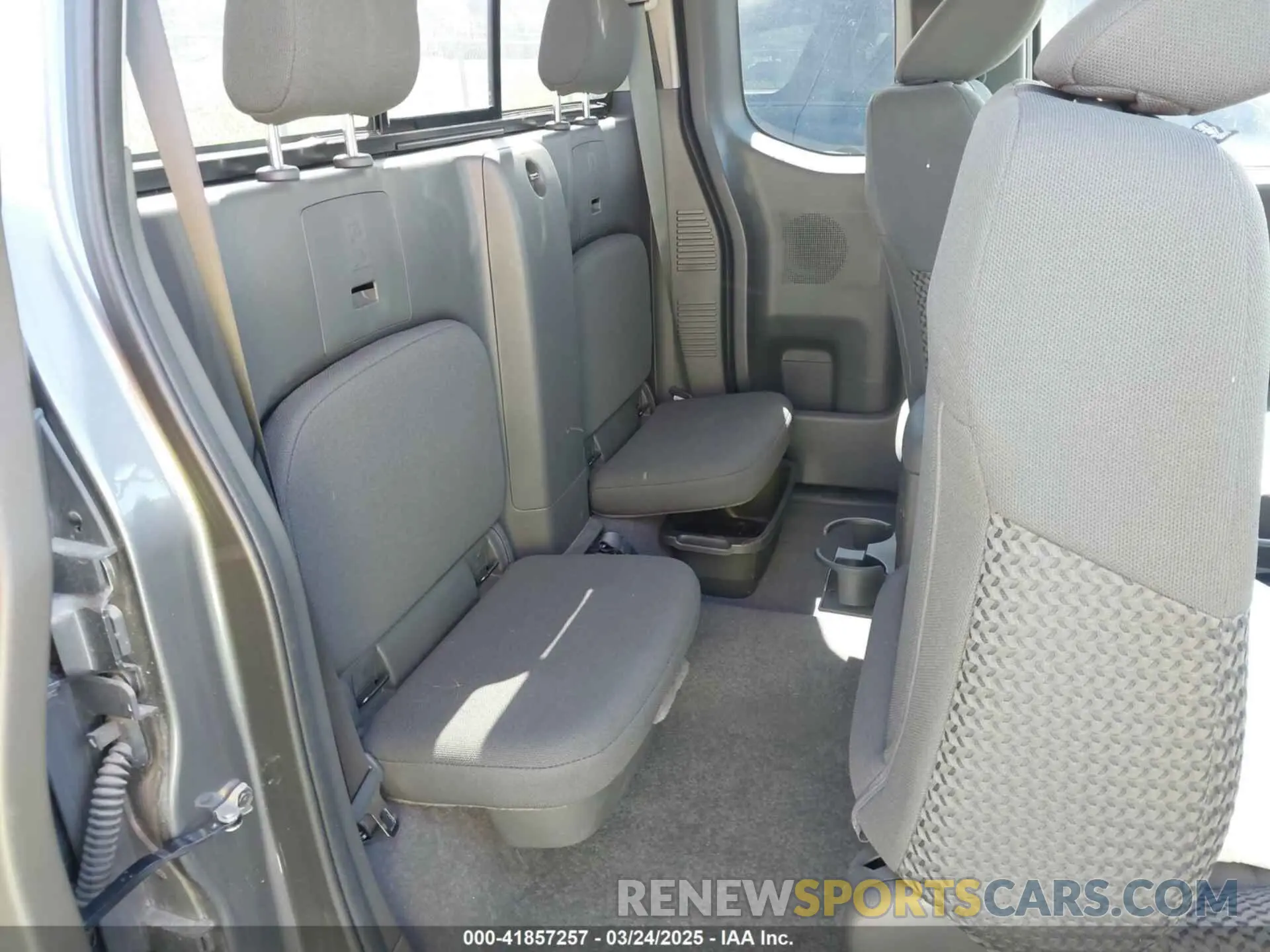 8 Photograph of a damaged car 1N6DD0CW8KN780757 NISSAN FRONTIER 2019