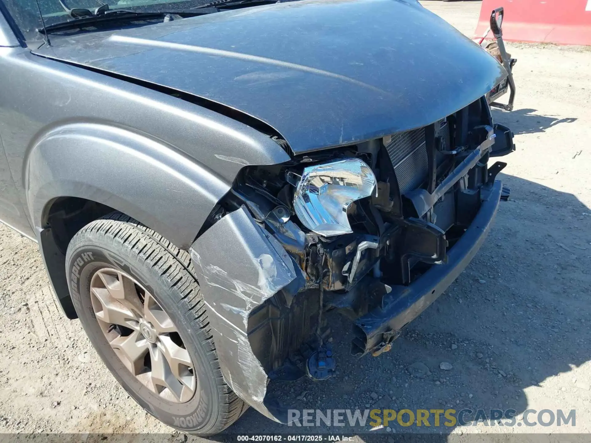 17 Photograph of a damaged car 1N6ED0EA6LN720158 NISSAN FRONTIER 2020