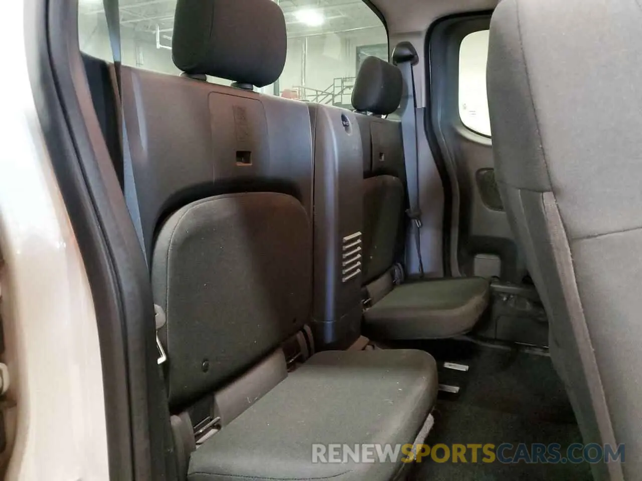 10 Photograph of a damaged car 1N6ED1CL8NN671770 NISSAN FRONTIER 2022