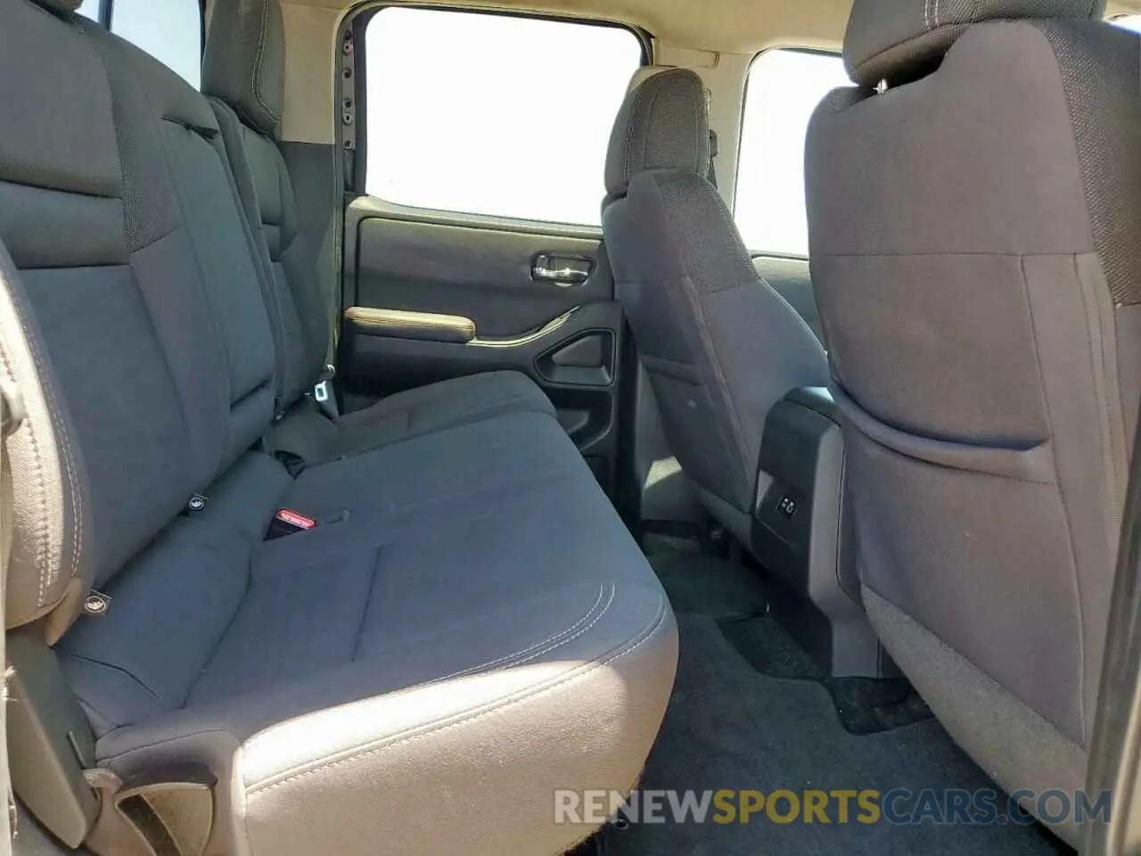 10 Photograph of a damaged car 1N6ED1EJ3NN611455 NISSAN FRONTIER 2022