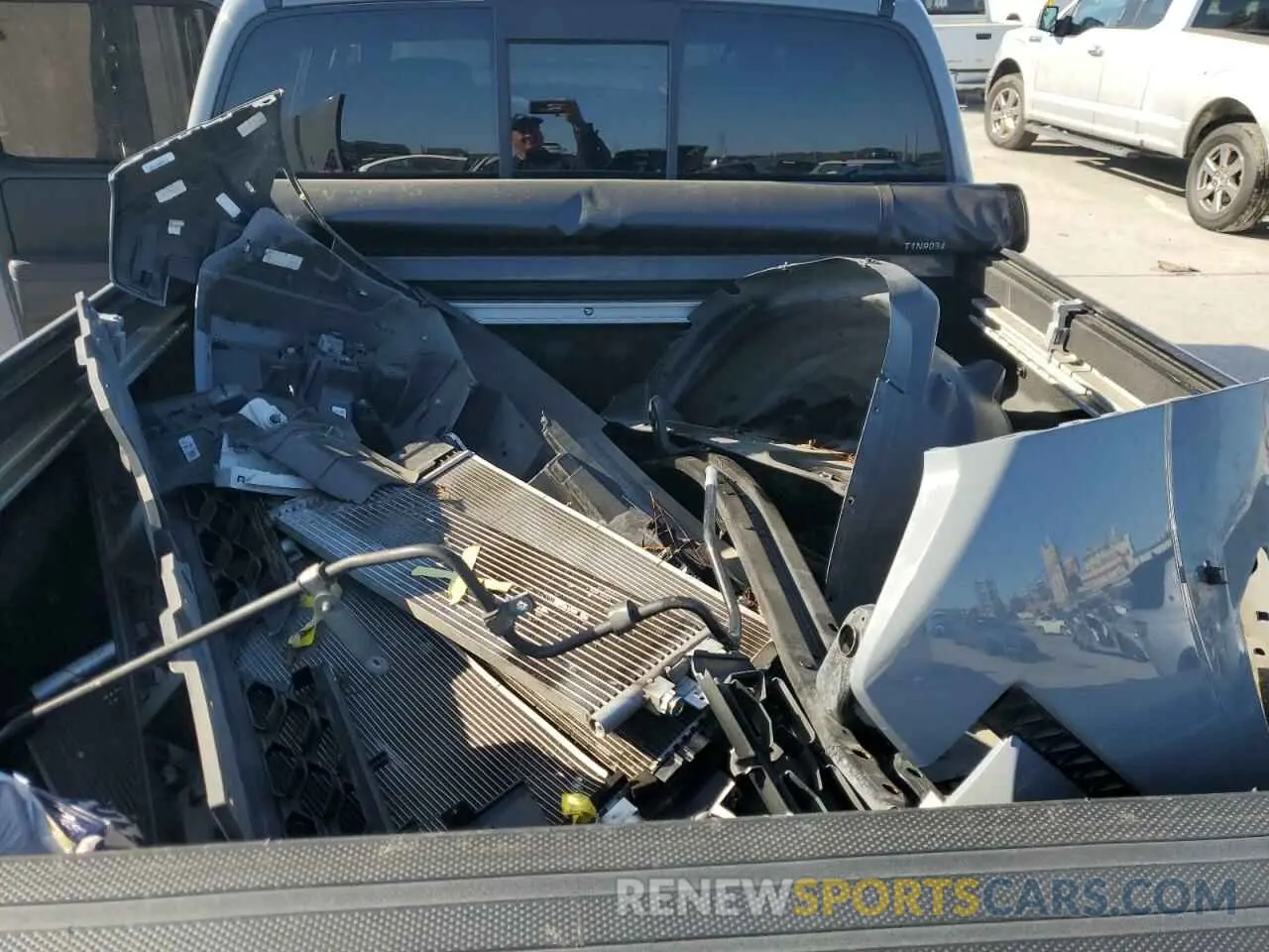 12 Photograph of a damaged car 1N6ED1EJ4NN647123 NISSAN FRONTIER 2022