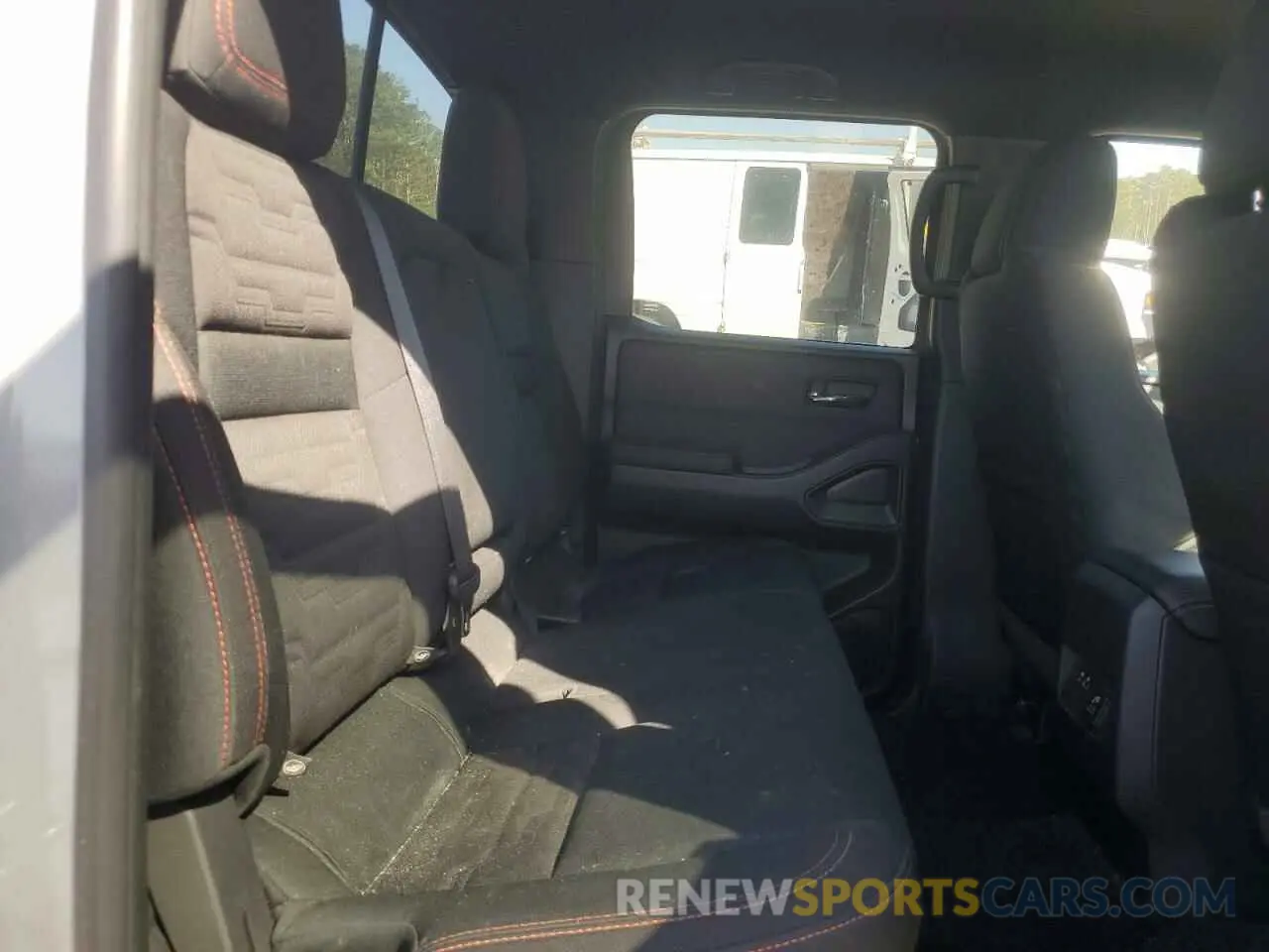 11 Photograph of a damaged car 1N6ED1EJ5NN679157 NISSAN FRONTIER 2022