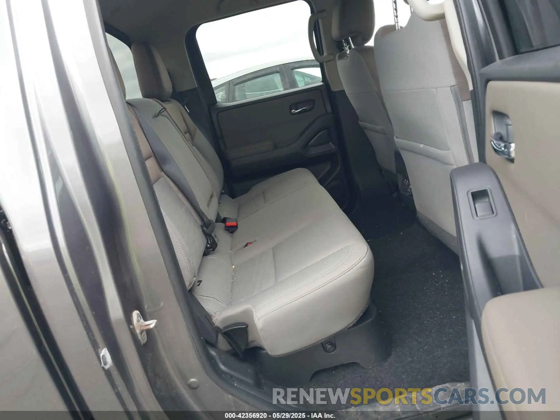 8 Photograph of a damaged car 1N6ED1FK5NN646327 NISSAN FRONTIER 2022