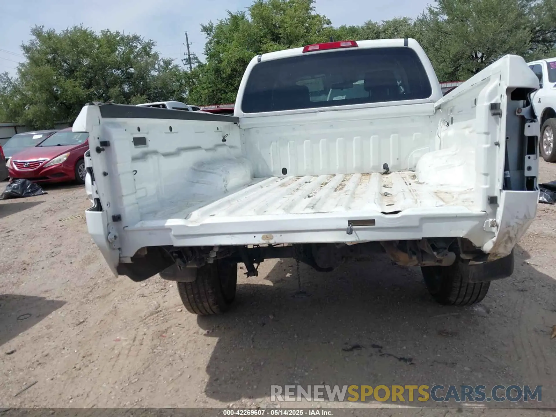 17 Photograph of a damaged car 1N6ED1CM0RN673110 NISSAN FRONTIER 2024