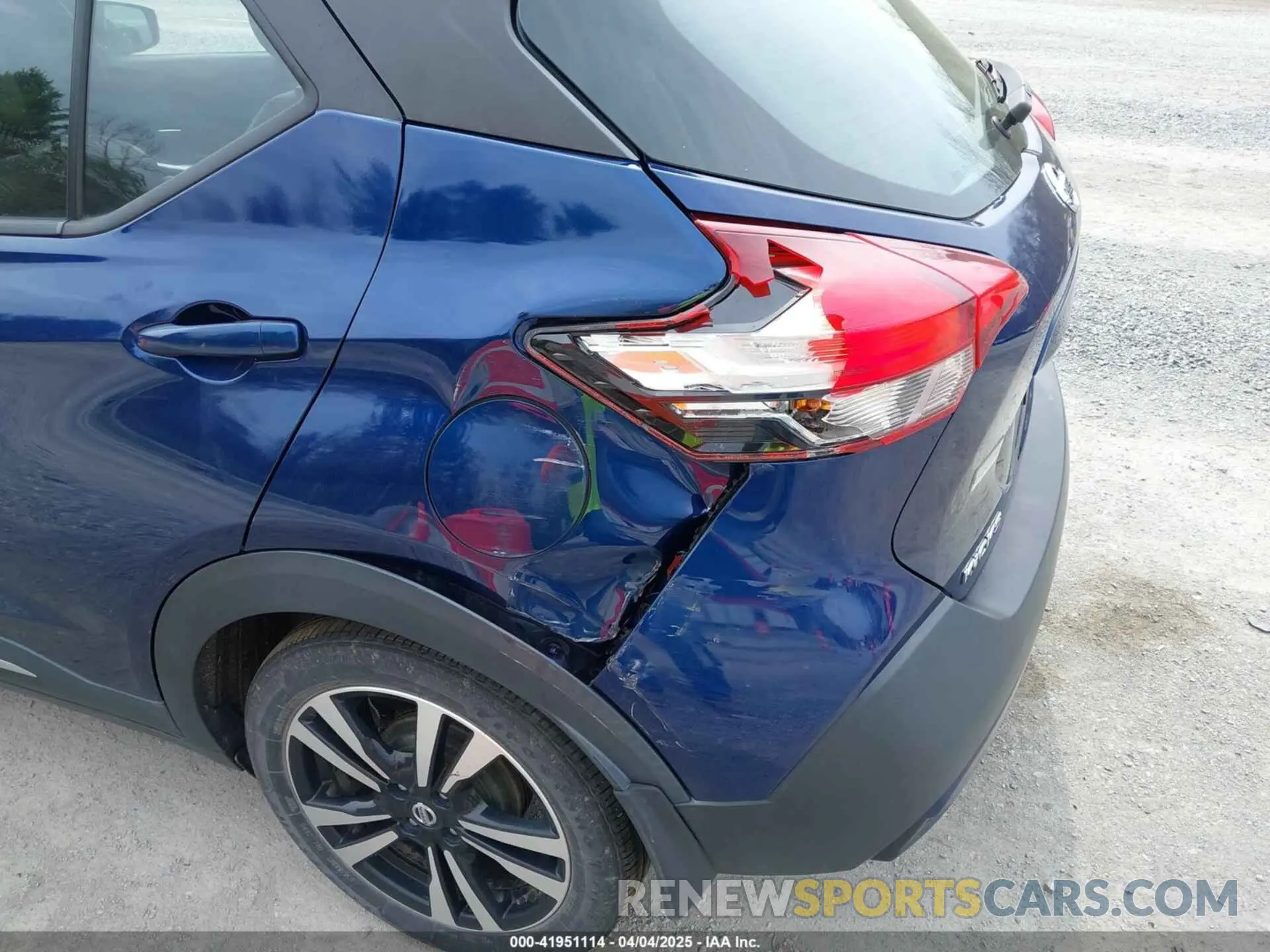 19 Photograph of a damaged car 3N1CP5CU0KL499802 NISSAN KICKS 2019