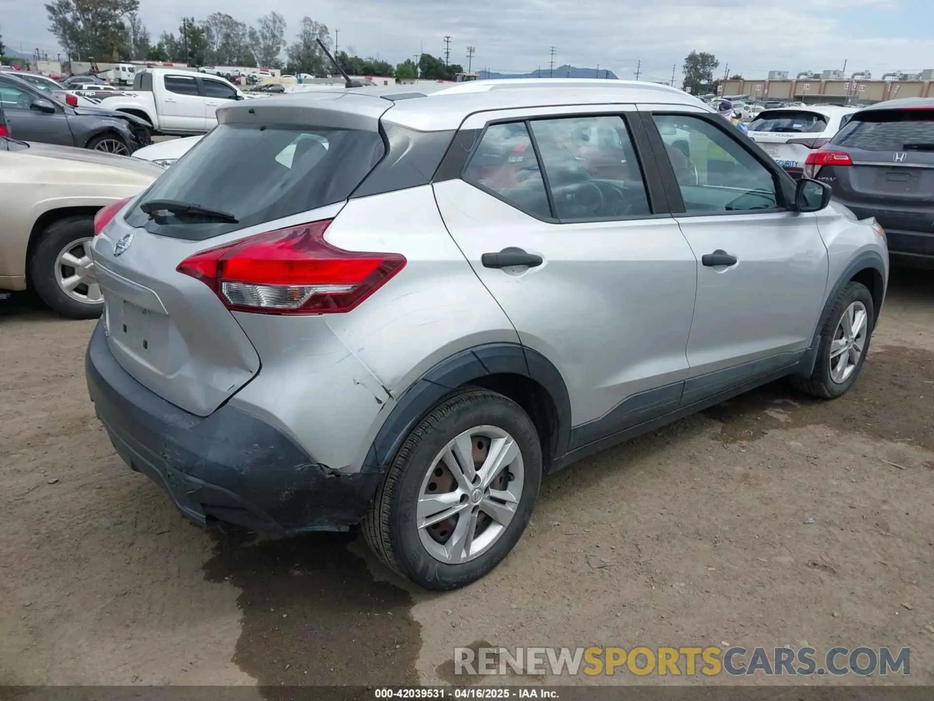 4 Photograph of a damaged car 3N1CP5CU0KL517571 NISSAN KICKS 2019