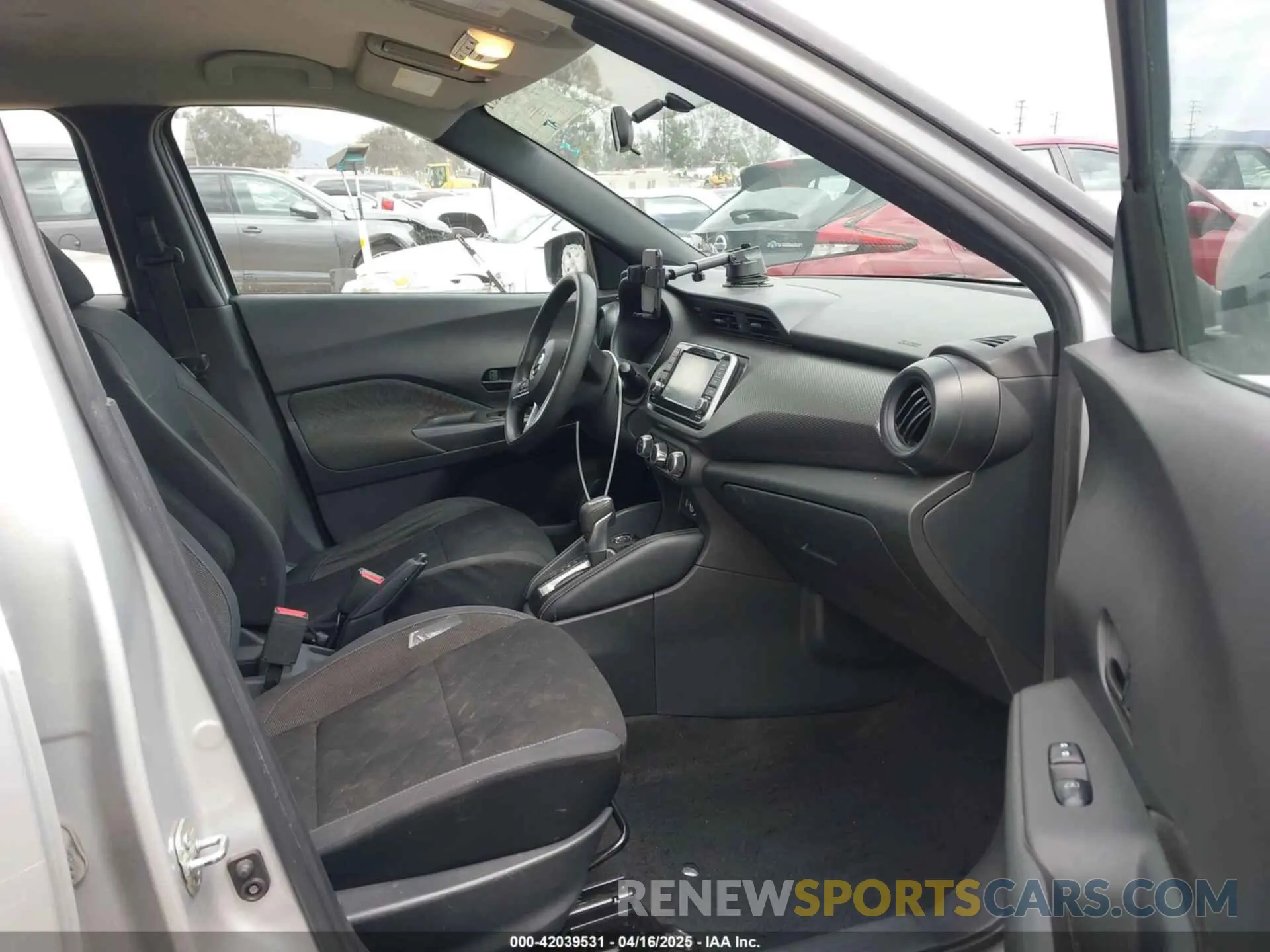 5 Photograph of a damaged car 3N1CP5CU0KL517571 NISSAN KICKS 2019