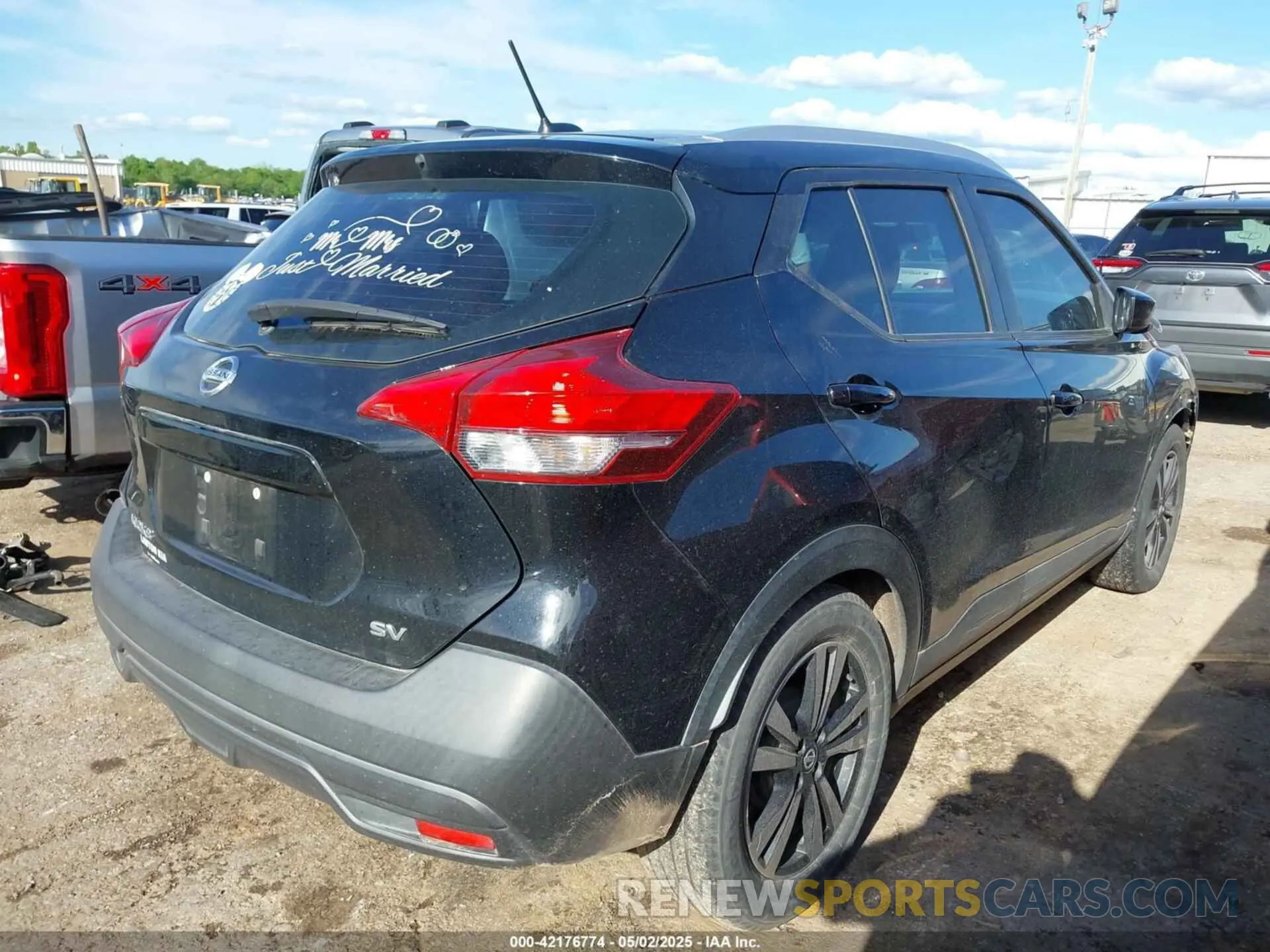 4 Photograph of a damaged car 3N1CP5CU0KL554345 NISSAN KICKS 2019