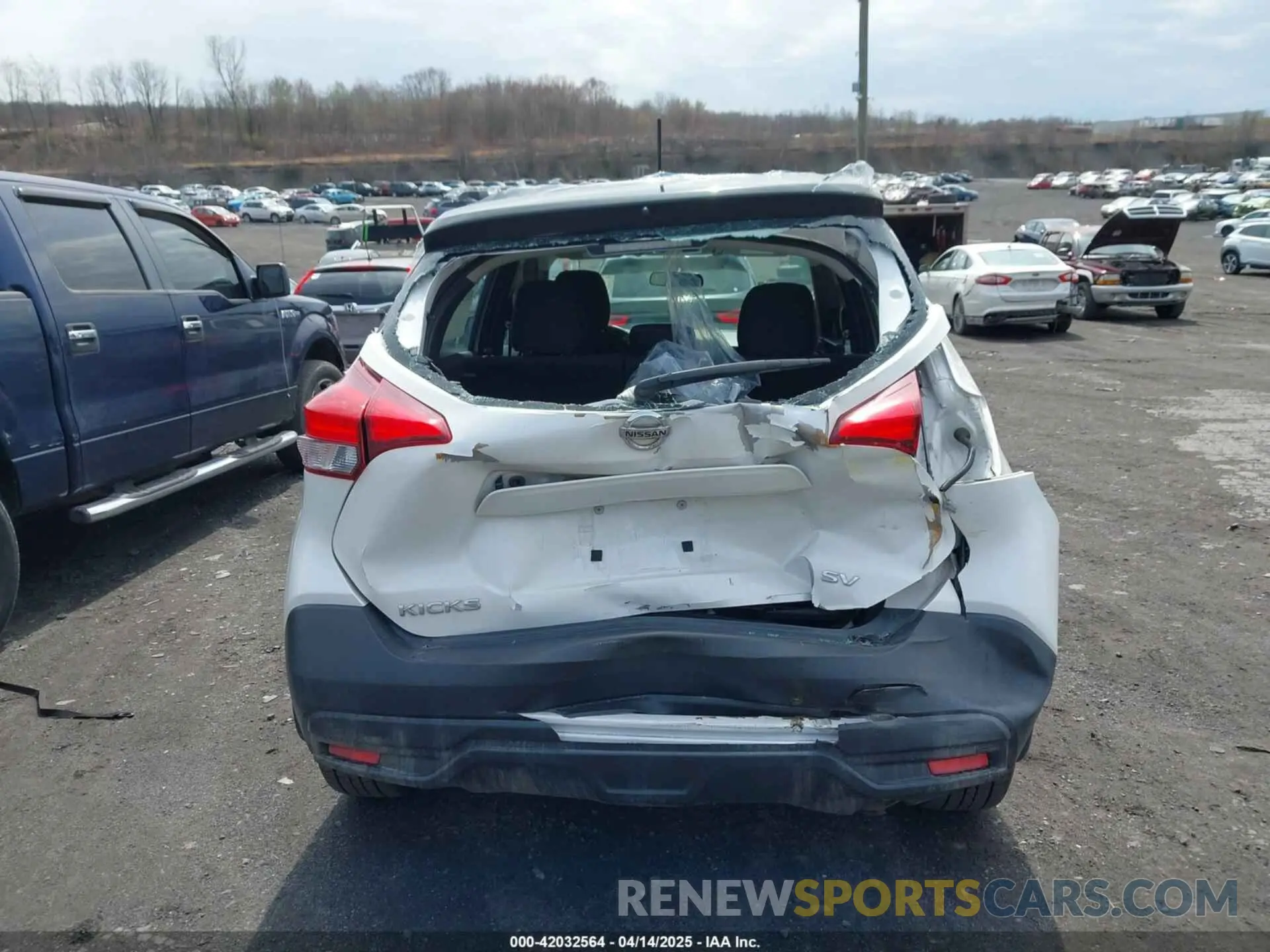 16 Photograph of a damaged car 3N1CP5CU1KL496388 NISSAN KICKS 2019