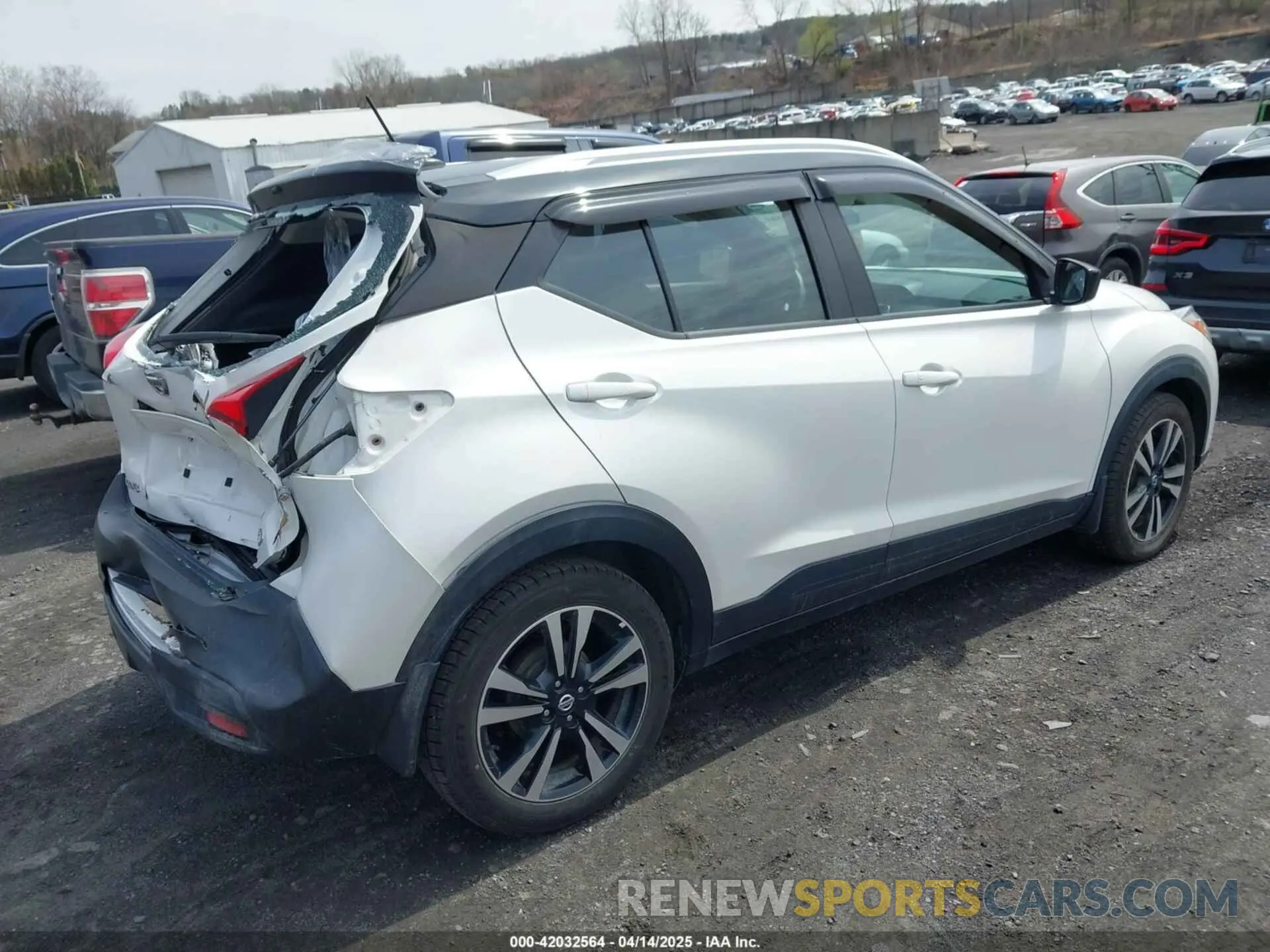 4 Photograph of a damaged car 3N1CP5CU1KL496388 NISSAN KICKS 2019