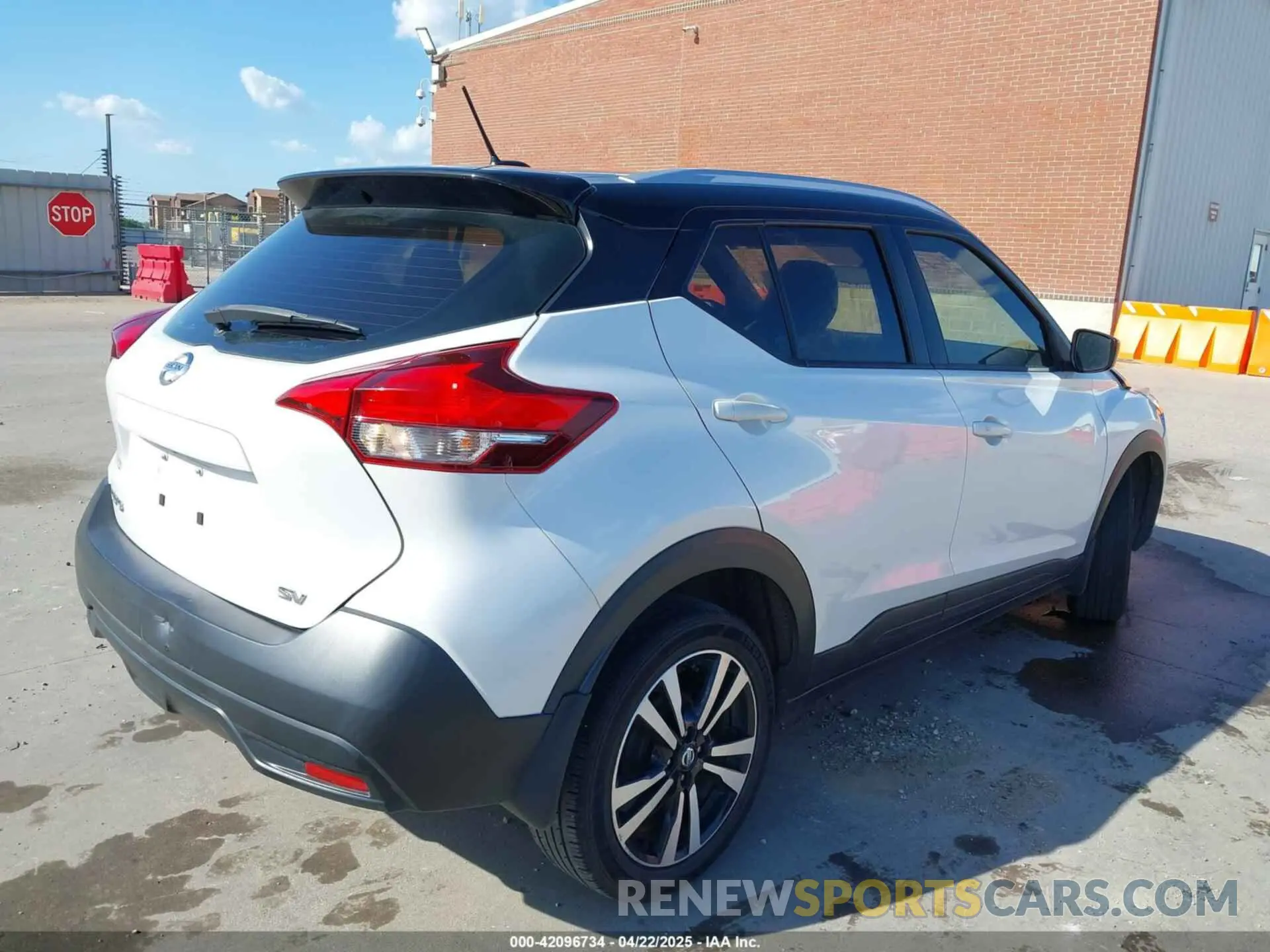 4 Photograph of a damaged car 3N1CP5CU1KL517109 NISSAN KICKS 2019