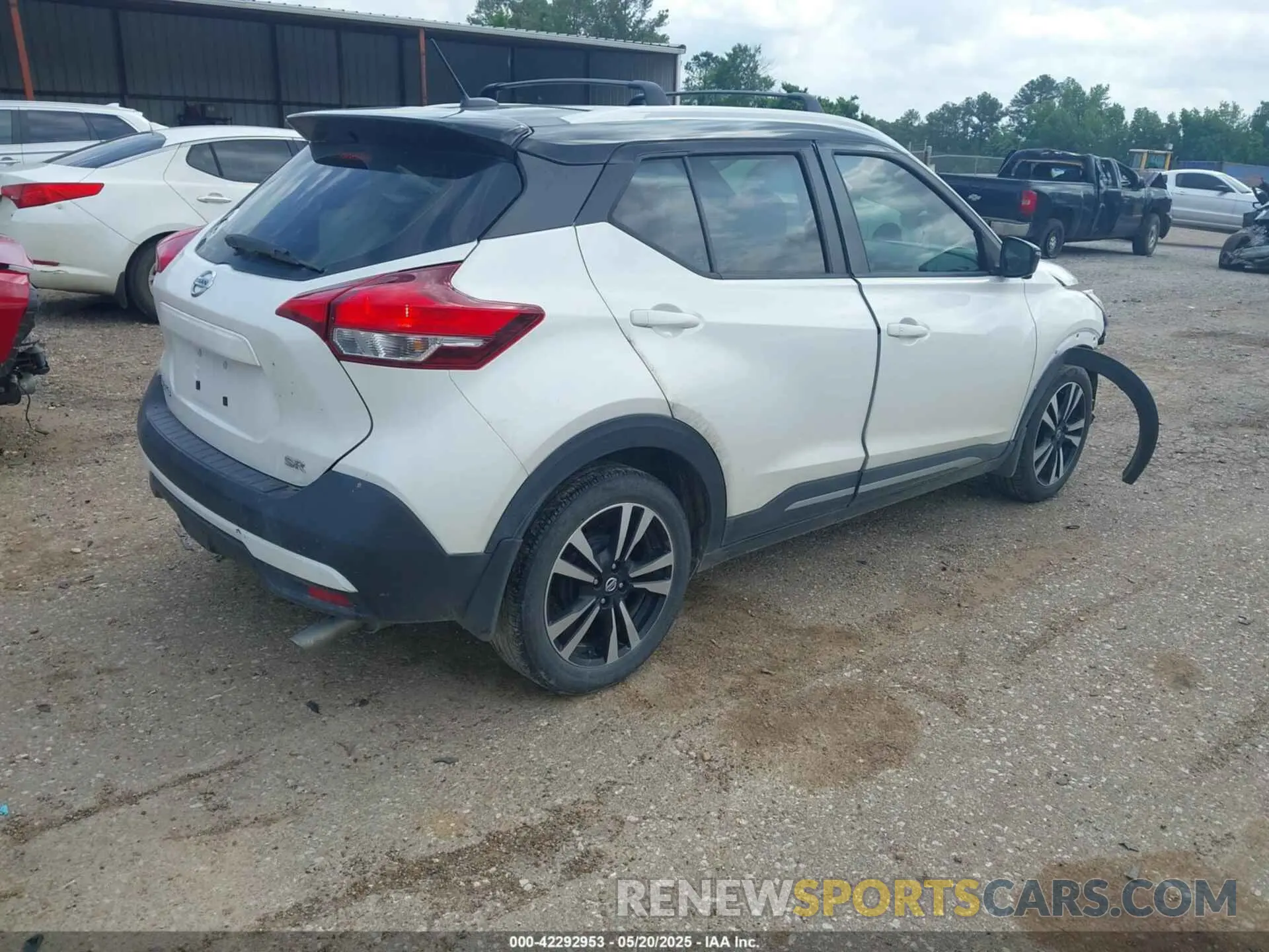 4 Photograph of a damaged car 3N1CP5CU1KL521550 NISSAN KICKS 2019