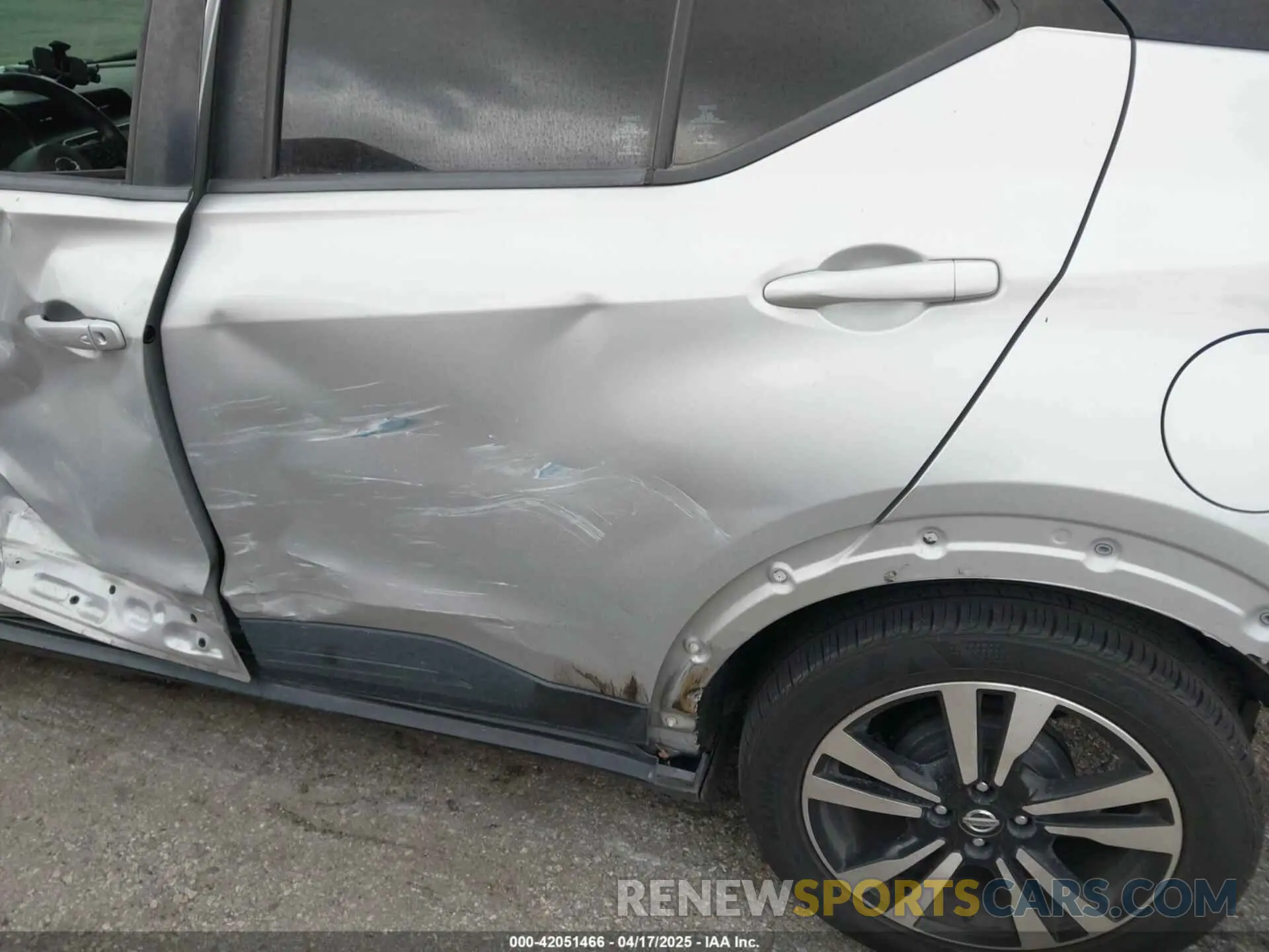 17 Photograph of a damaged car 3N1CP5CU1KL535075 NISSAN KICKS 2019