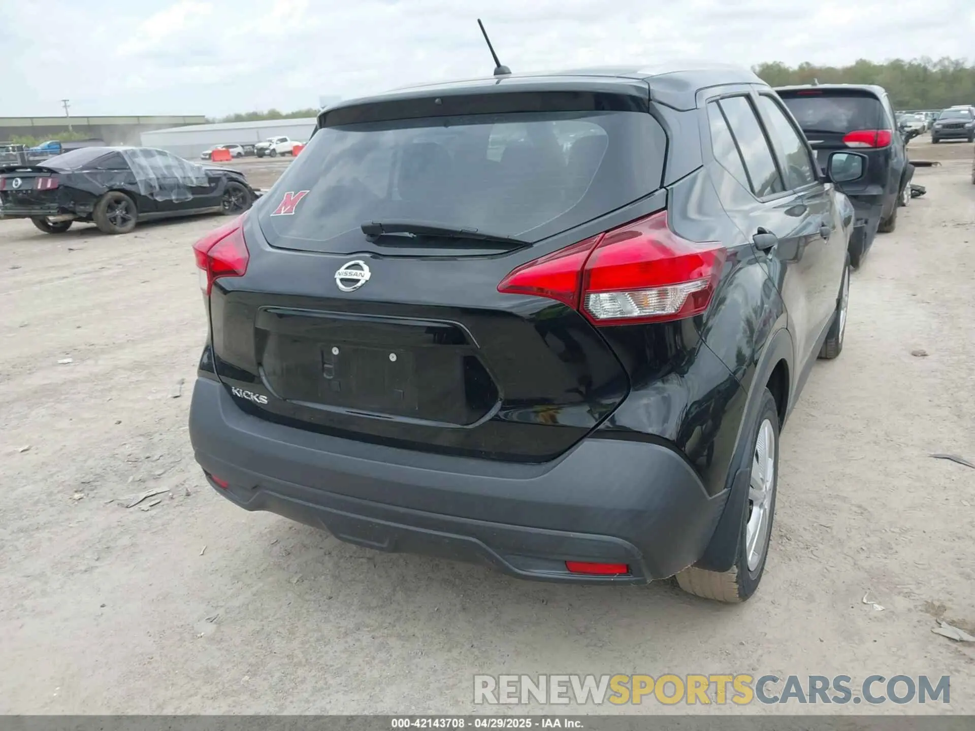 4 Photograph of a damaged car 3N1CP5CU2KL548725 NISSAN KICKS 2019