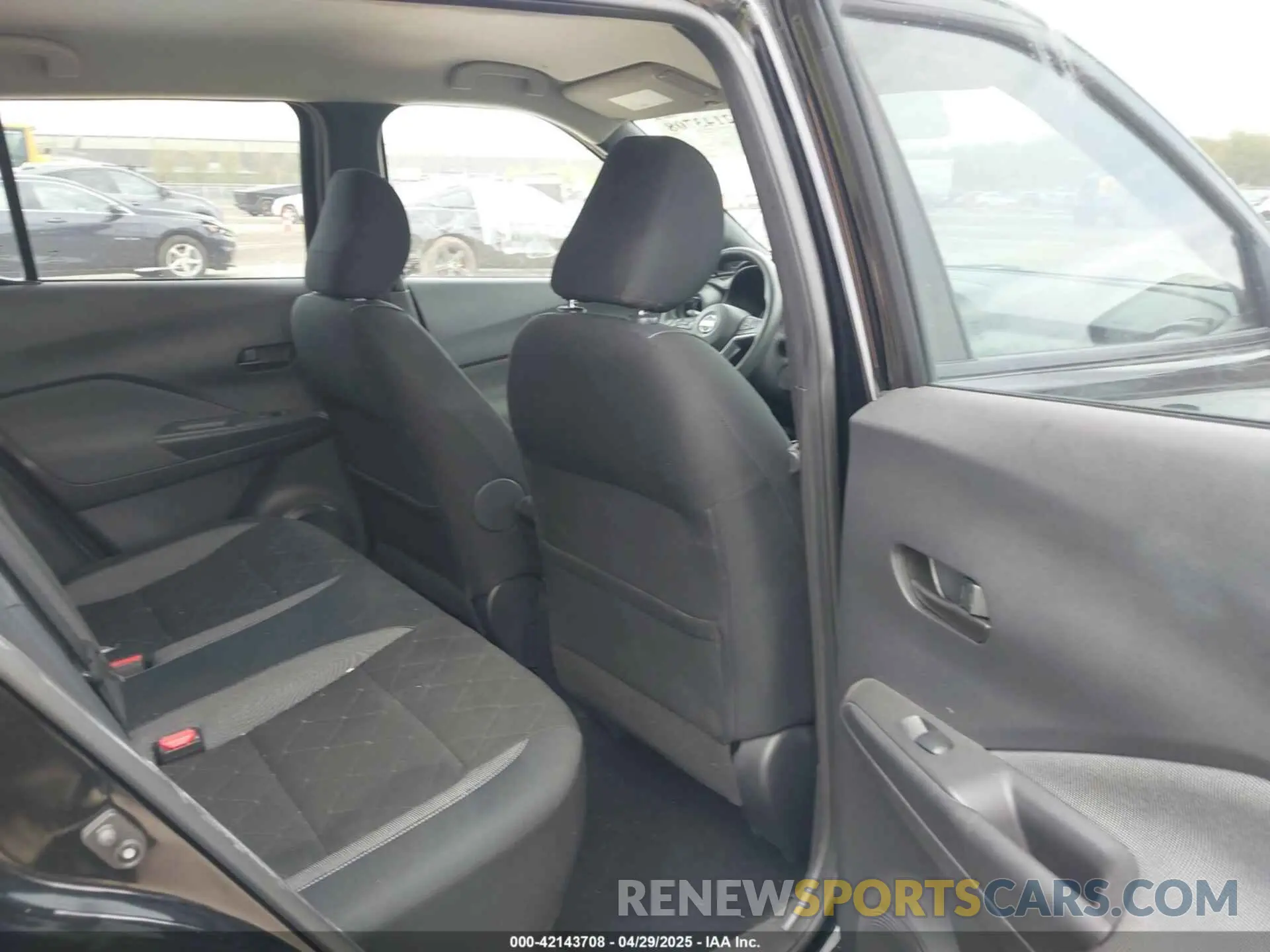 8 Photograph of a damaged car 3N1CP5CU2KL548725 NISSAN KICKS 2019