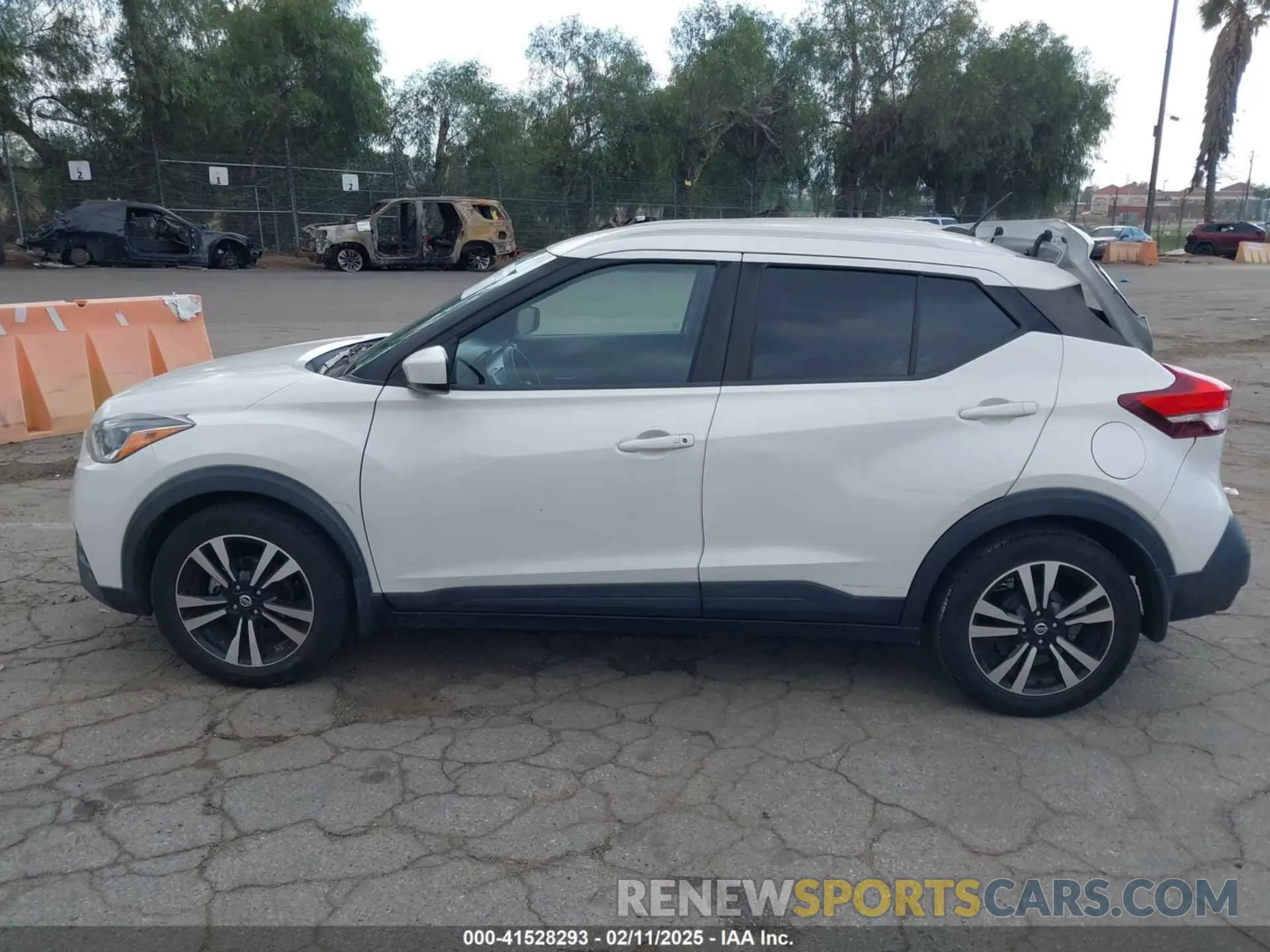 14 Photograph of a damaged car 3N1CP5CU2KL559112 NISSAN KICKS 2019
