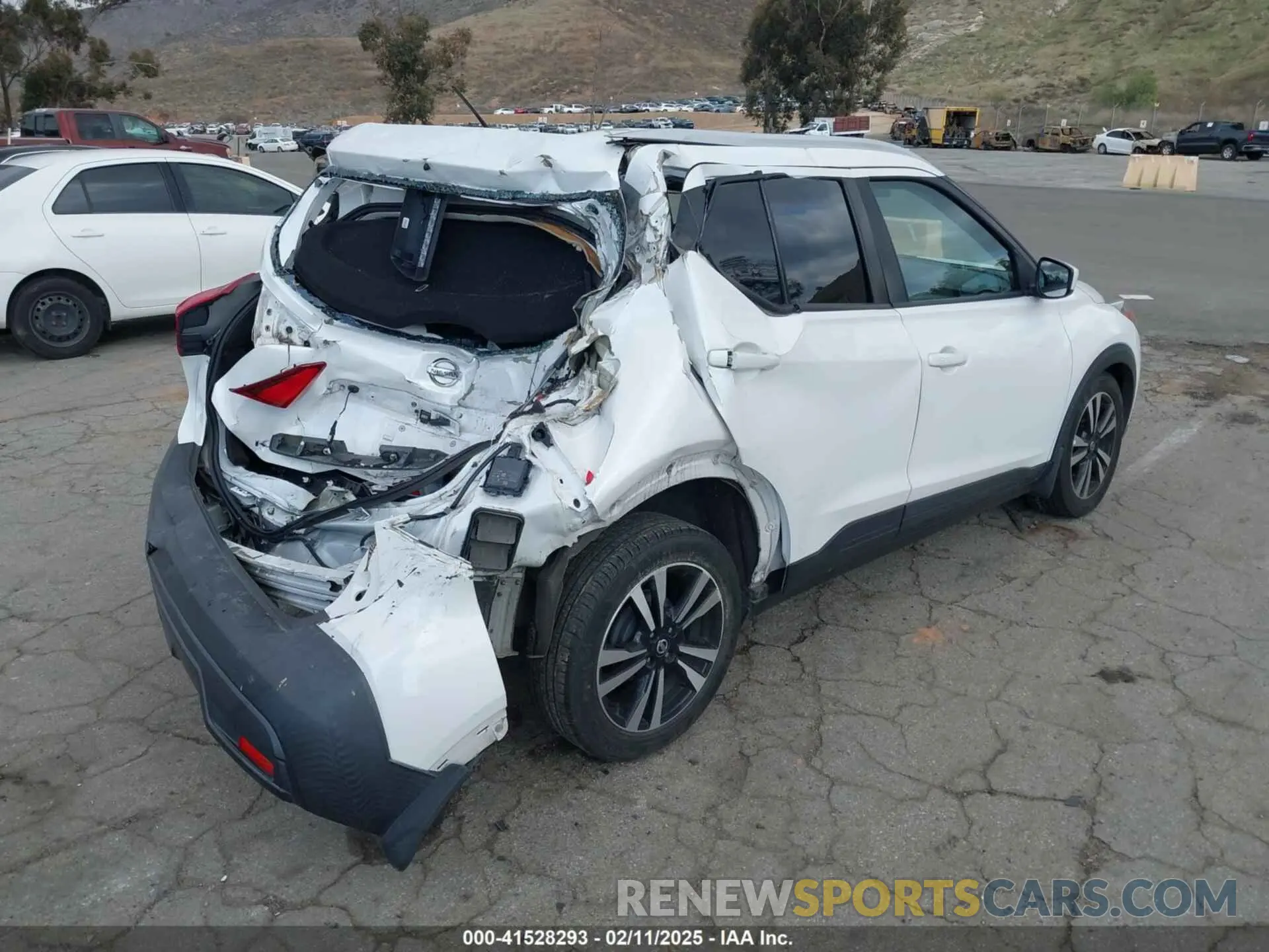 4 Photograph of a damaged car 3N1CP5CU2KL559112 NISSAN KICKS 2019