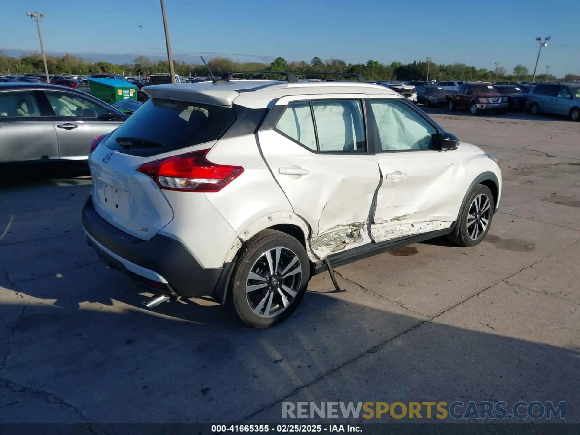 4 Photograph of a damaged car 3N1CP5CU4KL477933 NISSAN KICKS 2019
