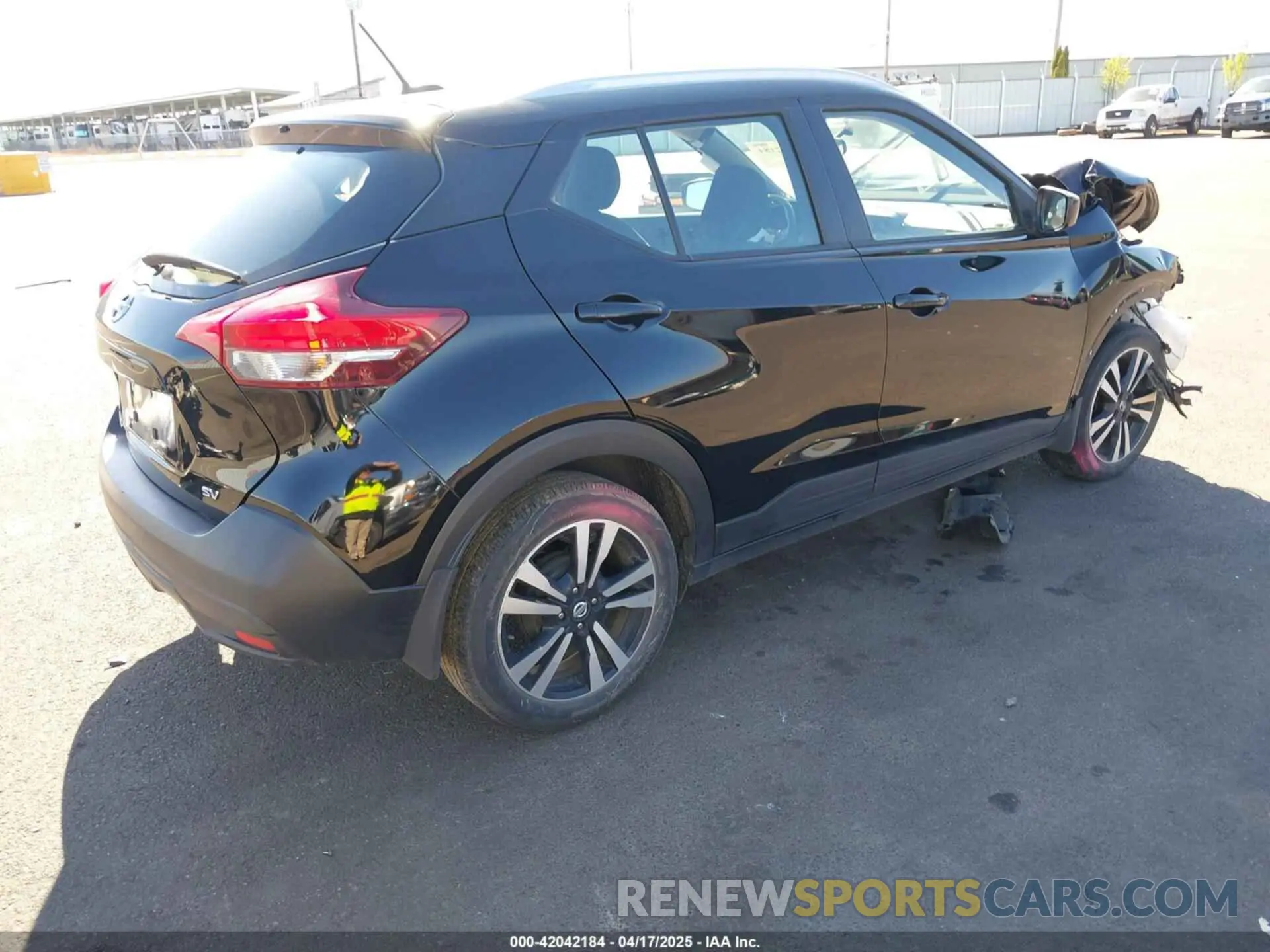 4 Photograph of a damaged car 3N1CP5CU4KL494389 NISSAN KICKS 2019