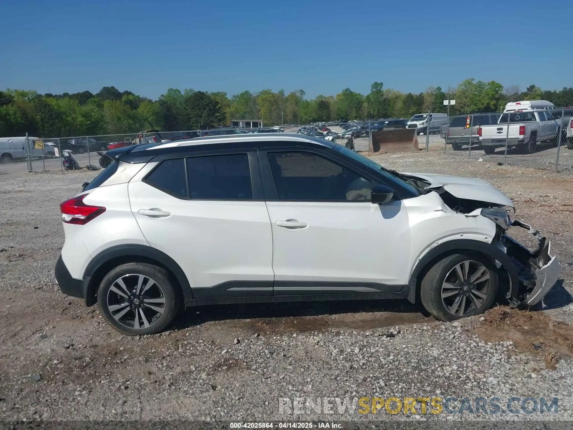 14 Photograph of a damaged car 3N1CP5CU4KL501860 NISSAN KICKS 2019